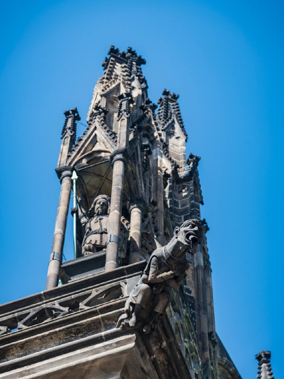 【布拉格大教堂】透过彩色玻璃的光 #笔记灵感# 深邃的教堂,透过彩色