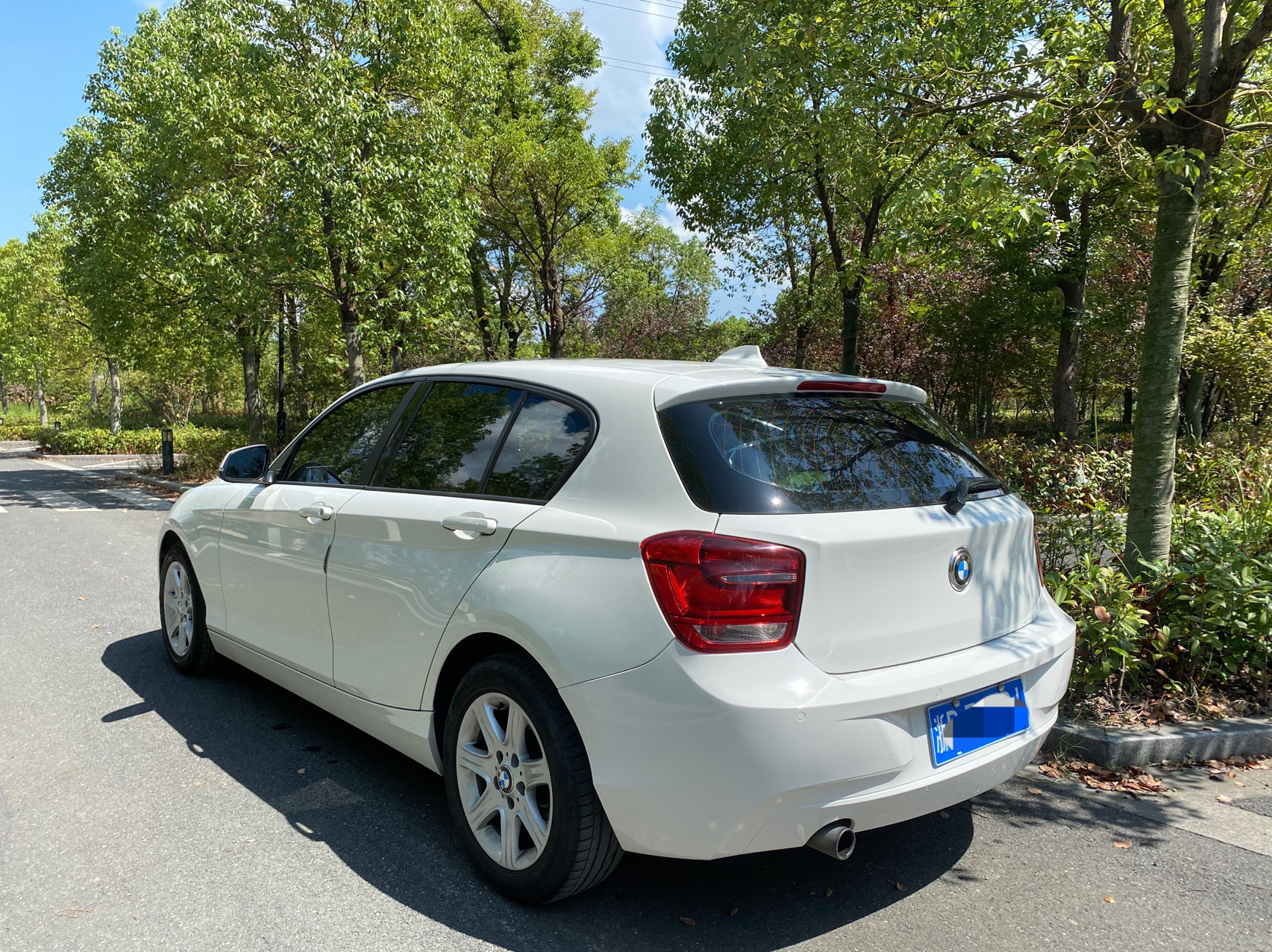 家用宝马小型两厢车 13年9月白色宝马116i 改装领先型 外观运动,提速