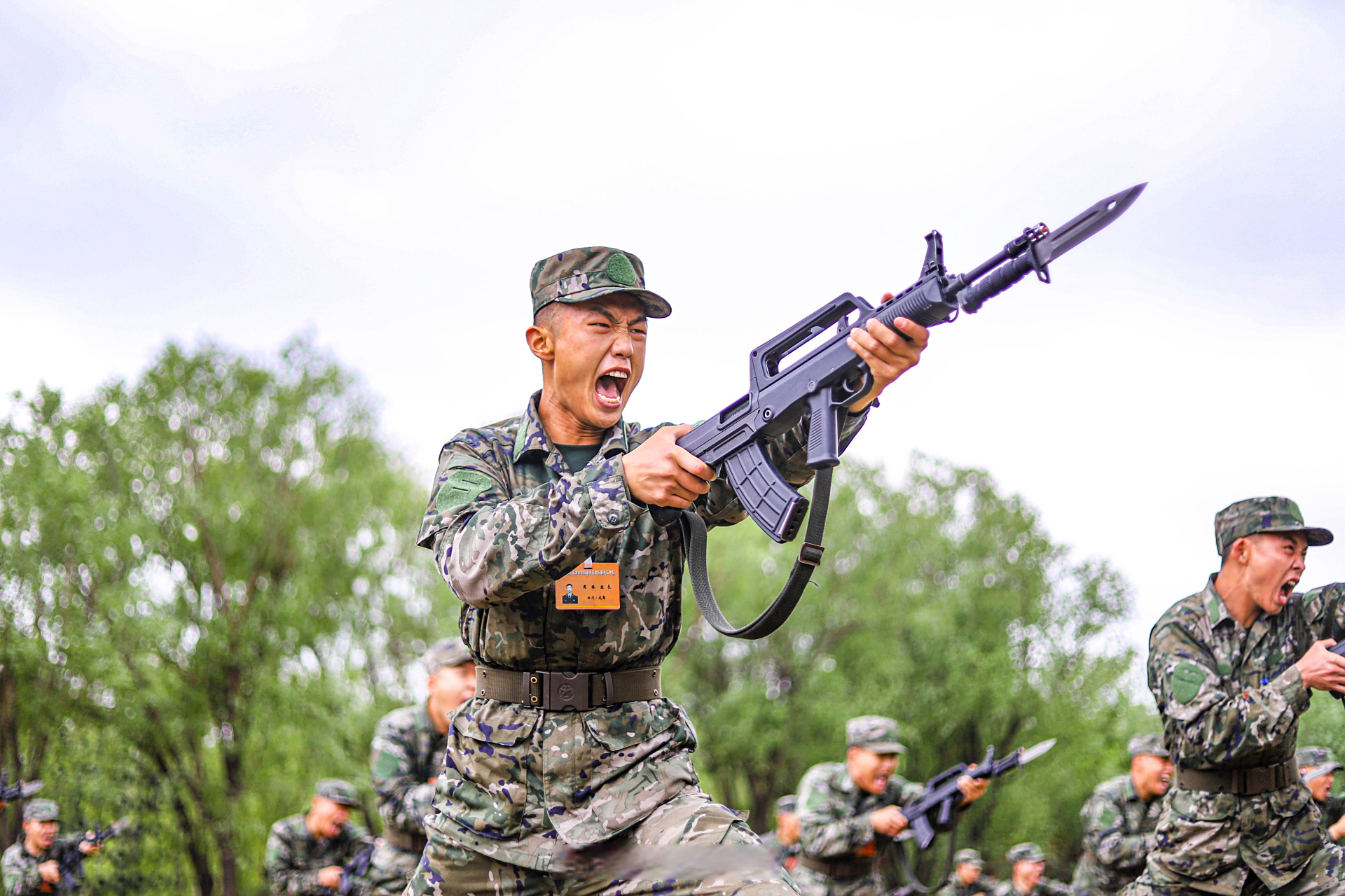 新兵刺杀训练气势拿捏了#[得意]】近日,武警天津总队新兵团组织新兵