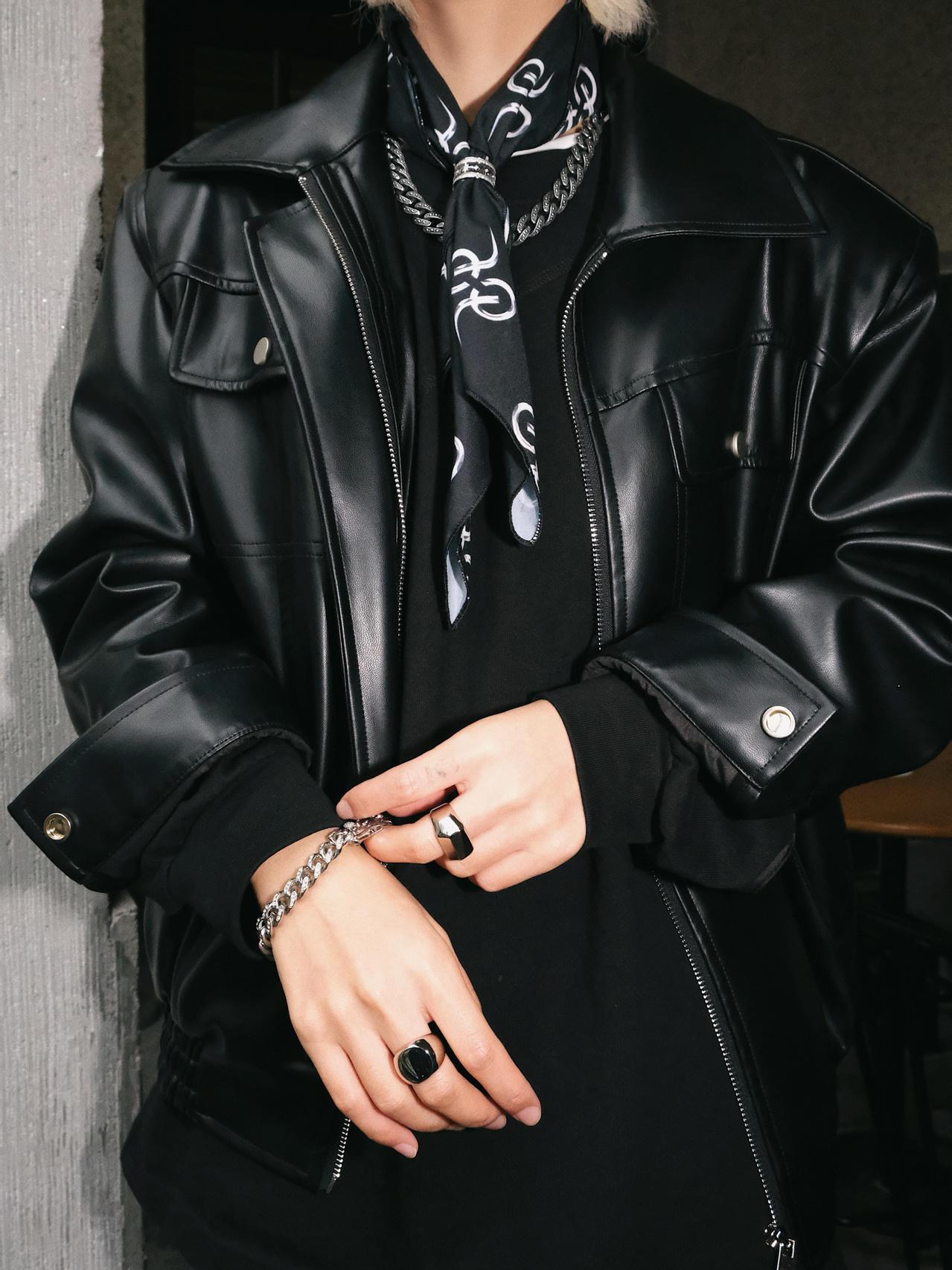 镂空指环做成丝巾扣 叠戴古巴链太有质感了 · 前两天跟派派逛街发现