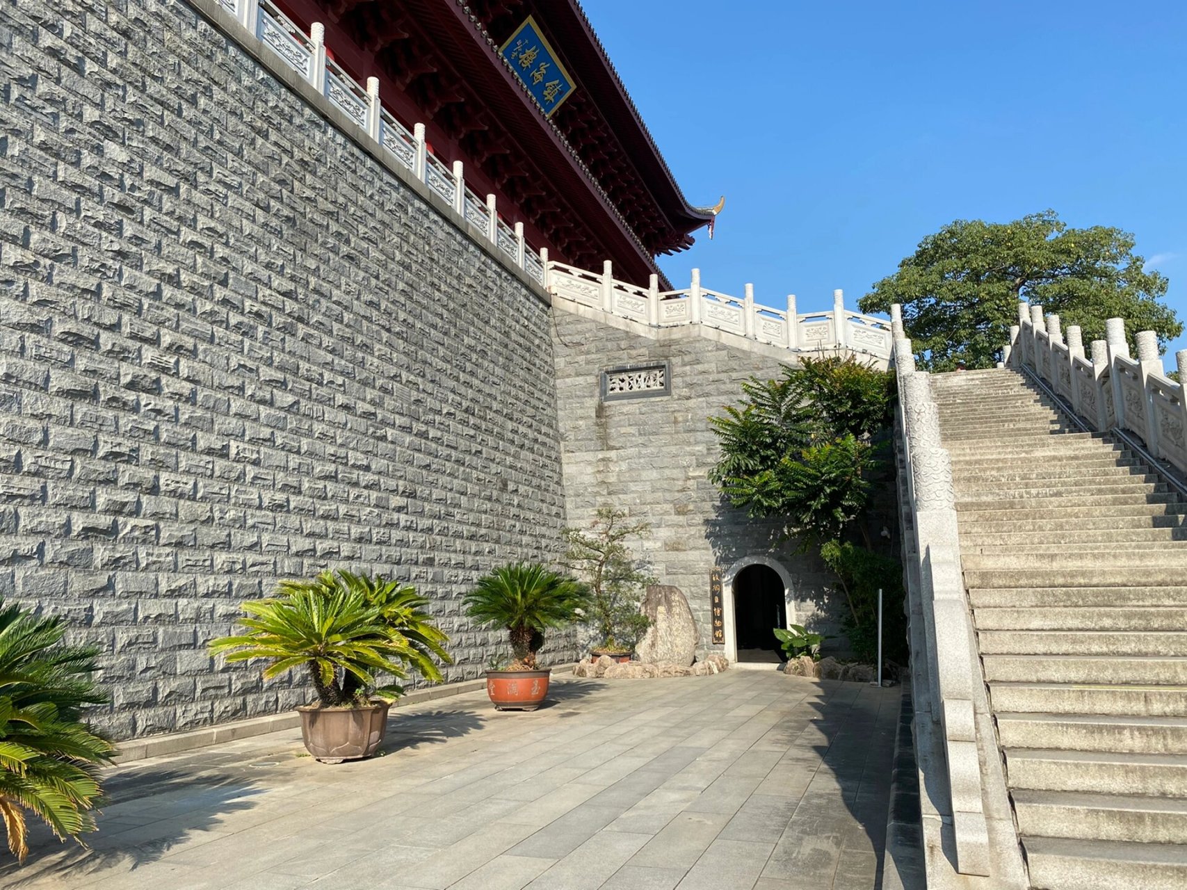 福州镇海楼 昨天去了长乐,今天本来先去西湖公园看菊花,但人实在是