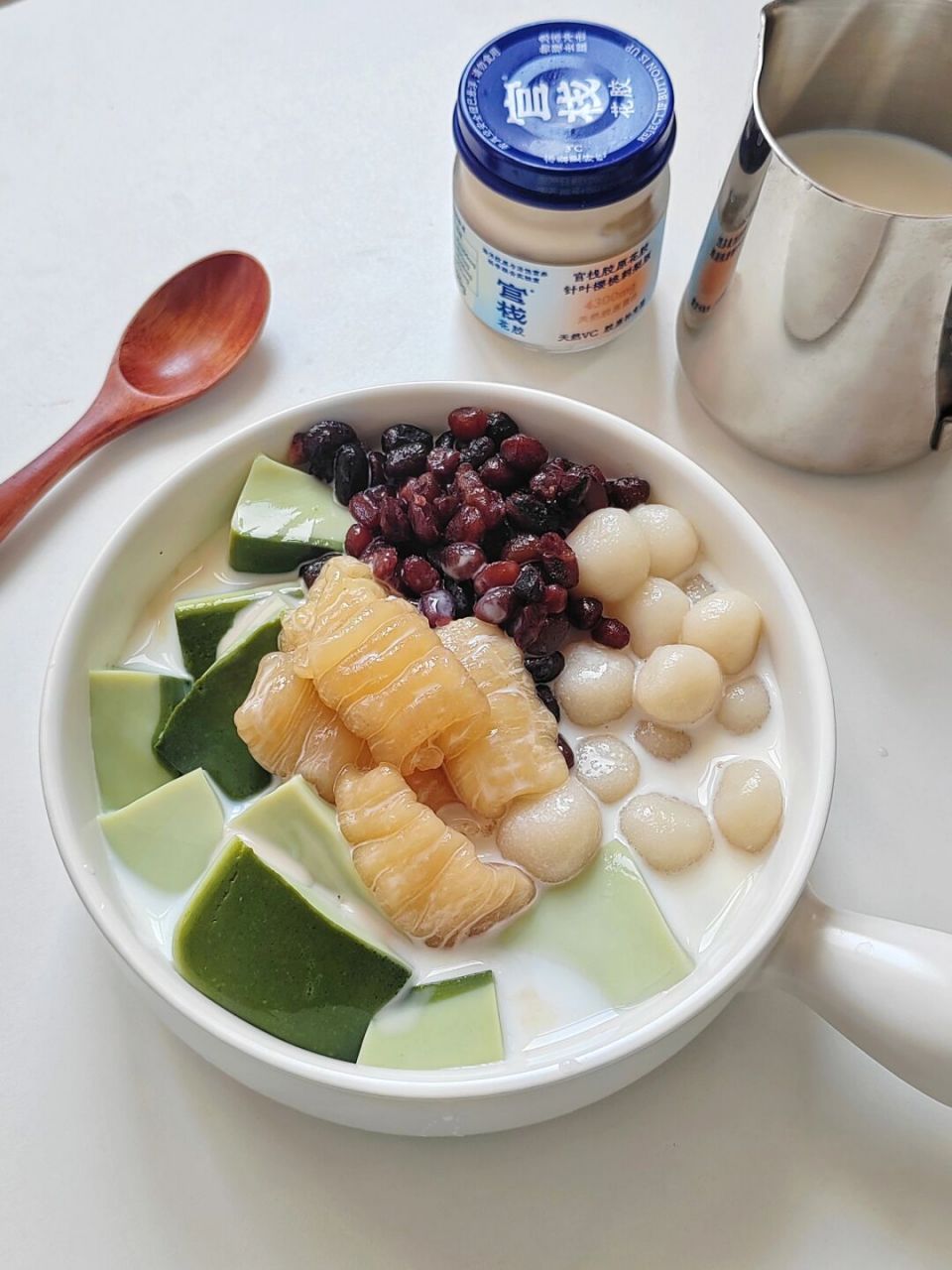 吃了甜食会开心# 配料: 97抹茶粉10g,牛奶300ml,吉利丁片10g,白糖