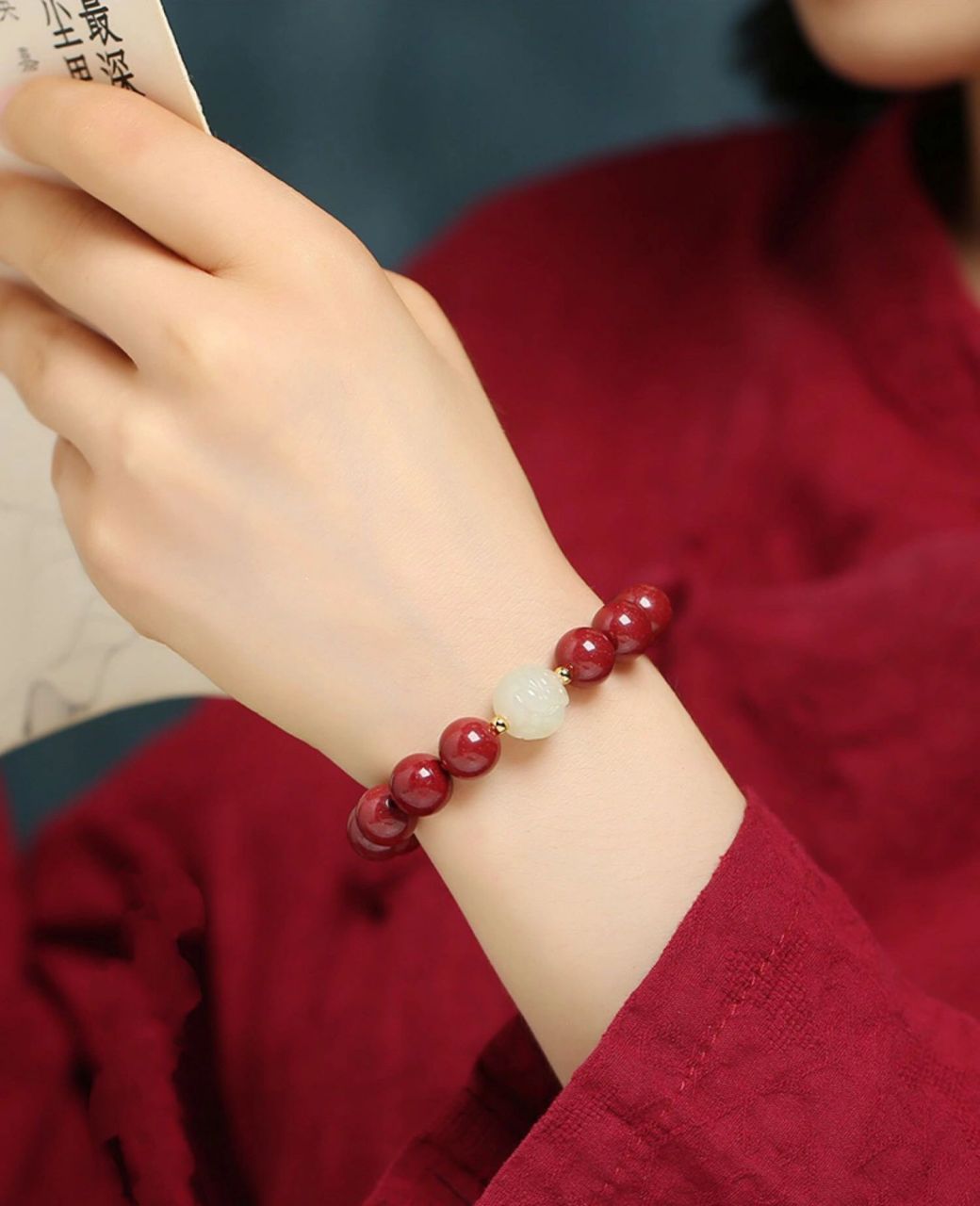 朱砂手链到底戴哪只手6315 手串我们一般都会遵循"左进右出"佩戴