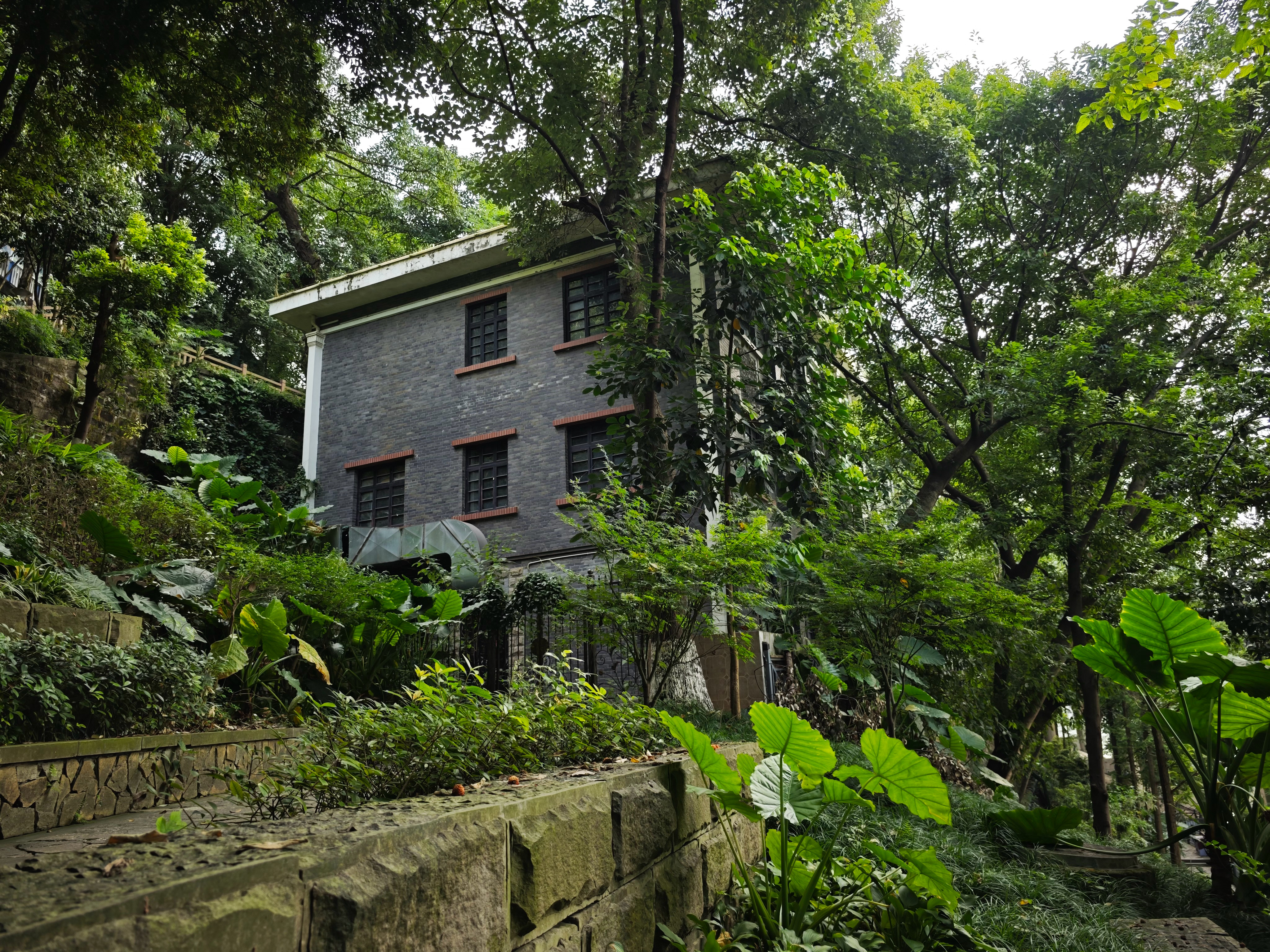 边上有抗战遗址公园,内有刘湘公馆,国民参议院旧址,交通银行学校旧址.