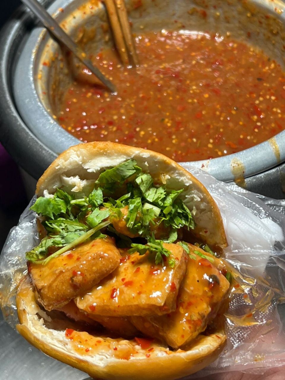 臭豆腐夹馍!嘎嘎香!#西安吃喝玩乐# #西安美食# #西安攻略# #路边摊