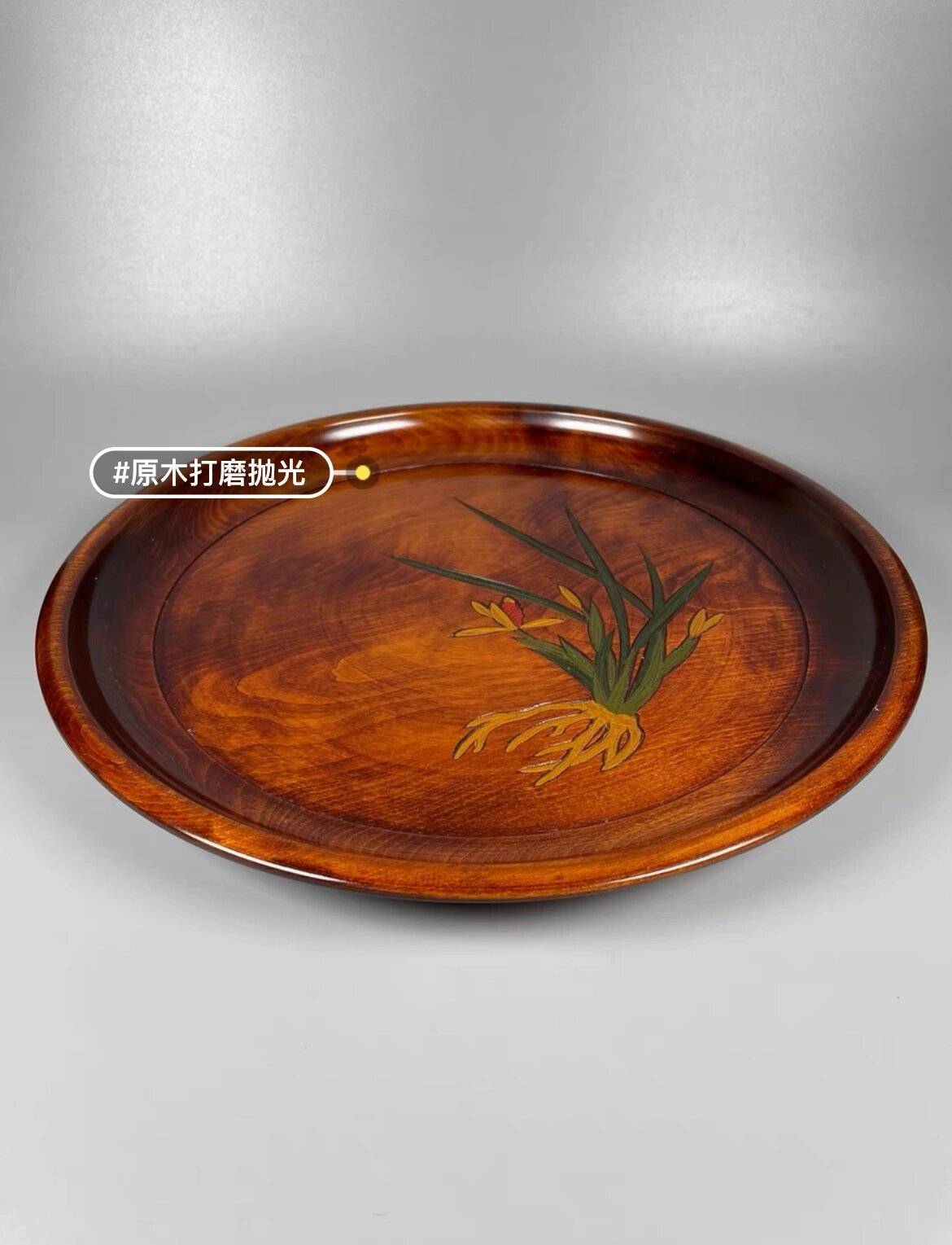 圆形广口沿,全实木一木挖制,胎体敦实,手工雕刻空谷幽兰,端庄大方