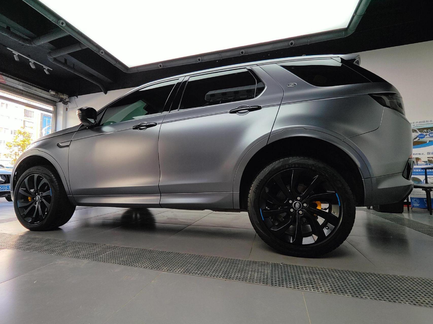 路虎发现神行 电光amg山灰改色.效果很好,搭配黑色20寸轮毂,黄色卡钳.