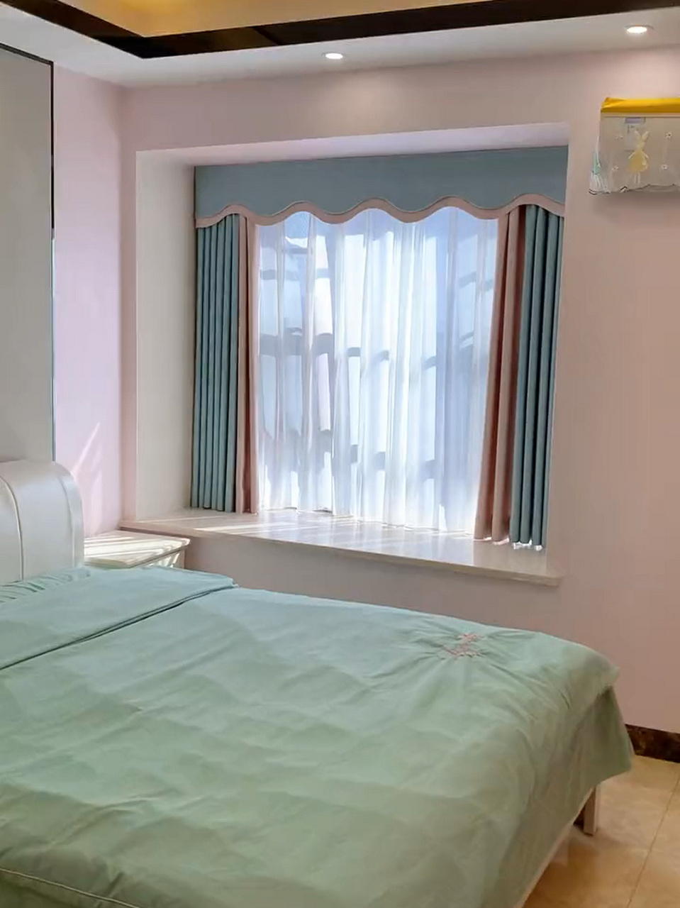 粉色的墙壁,搭配蓝色的窗帘,是这么的柔和, 粉色的墙壁,搭配蓝色的