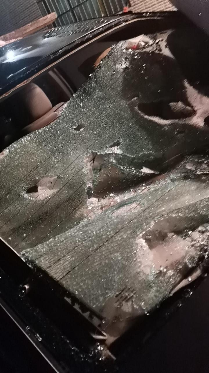 这场冰雹下得车子后面的玻璃全部给砸碎了,损失惨重啊,整个车子都废了