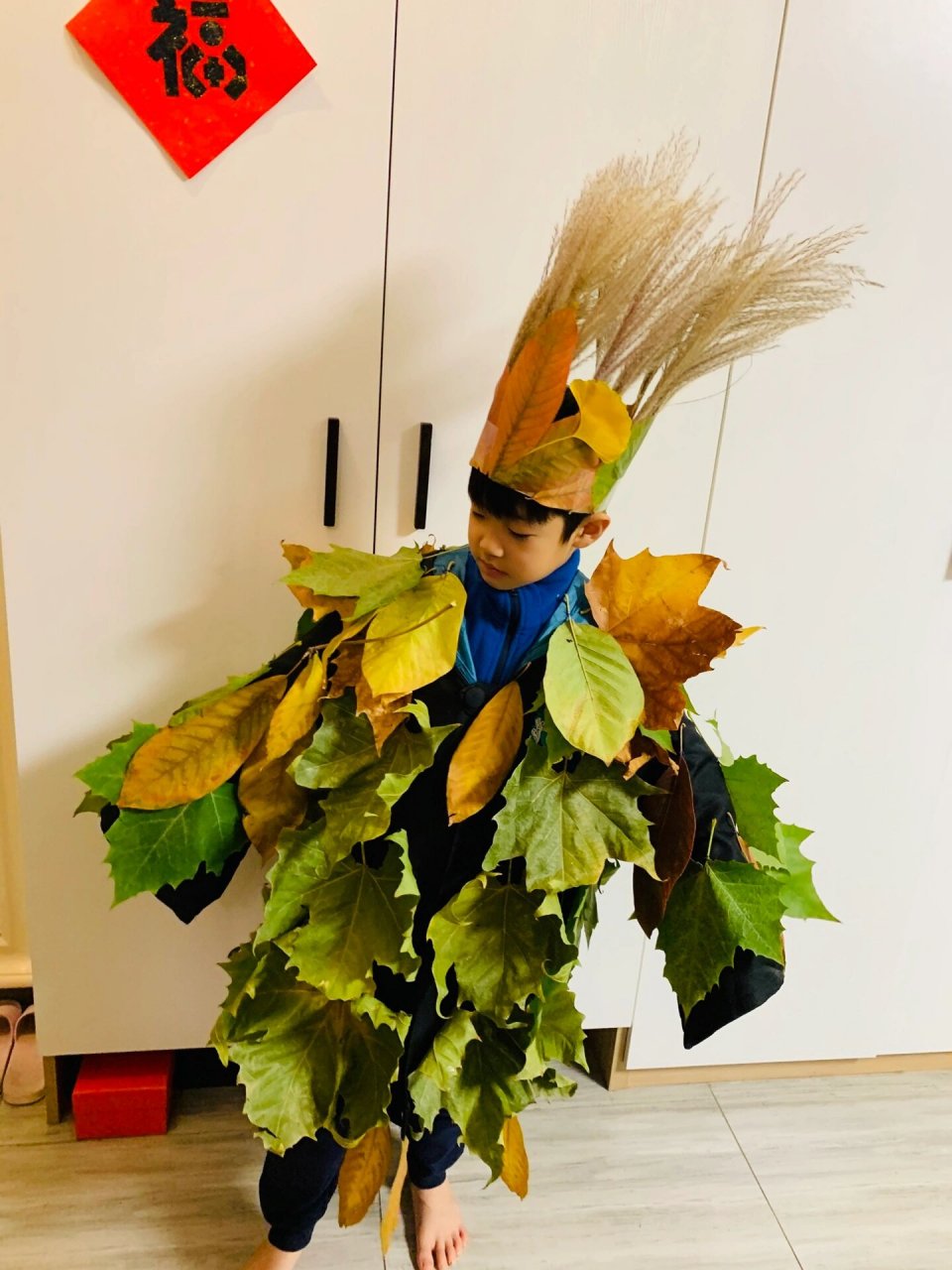 给儿子用树叶做的衣服,高定披风         森林小王子.