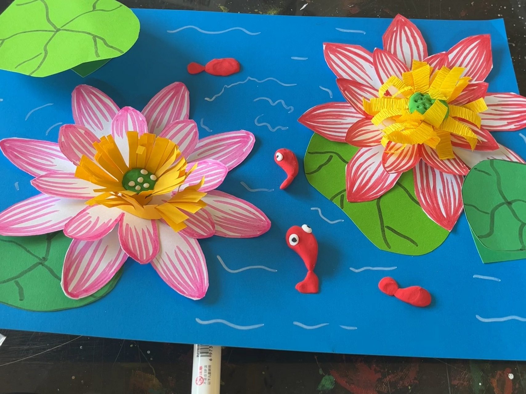 《荷花》 亲子手工课 99主题:《莲花》 教学材料:卡纸,粘土,马克笔