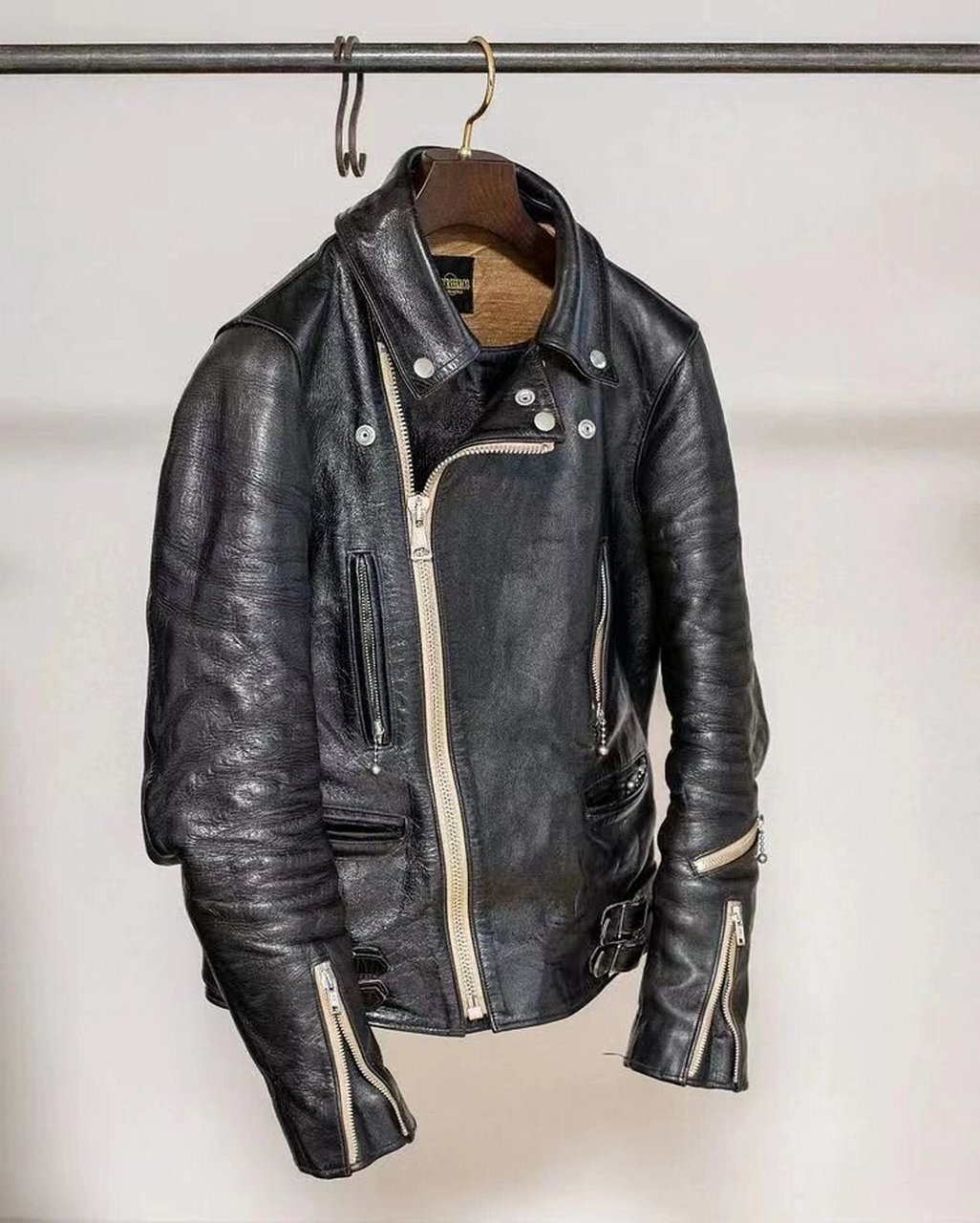 如何保养皮衣 很多朋友私信问我如何保养皮衣,比如需要擦马油还是貂油