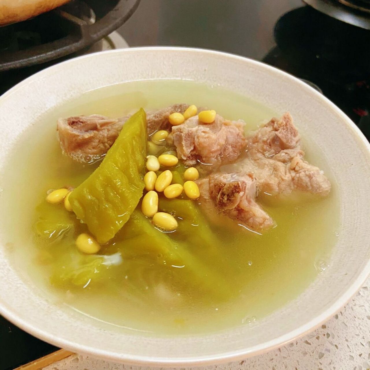 一道很广东的汤 苦瓜黄豆炖排骨 清热去火还很好喝～ 食材做法都很