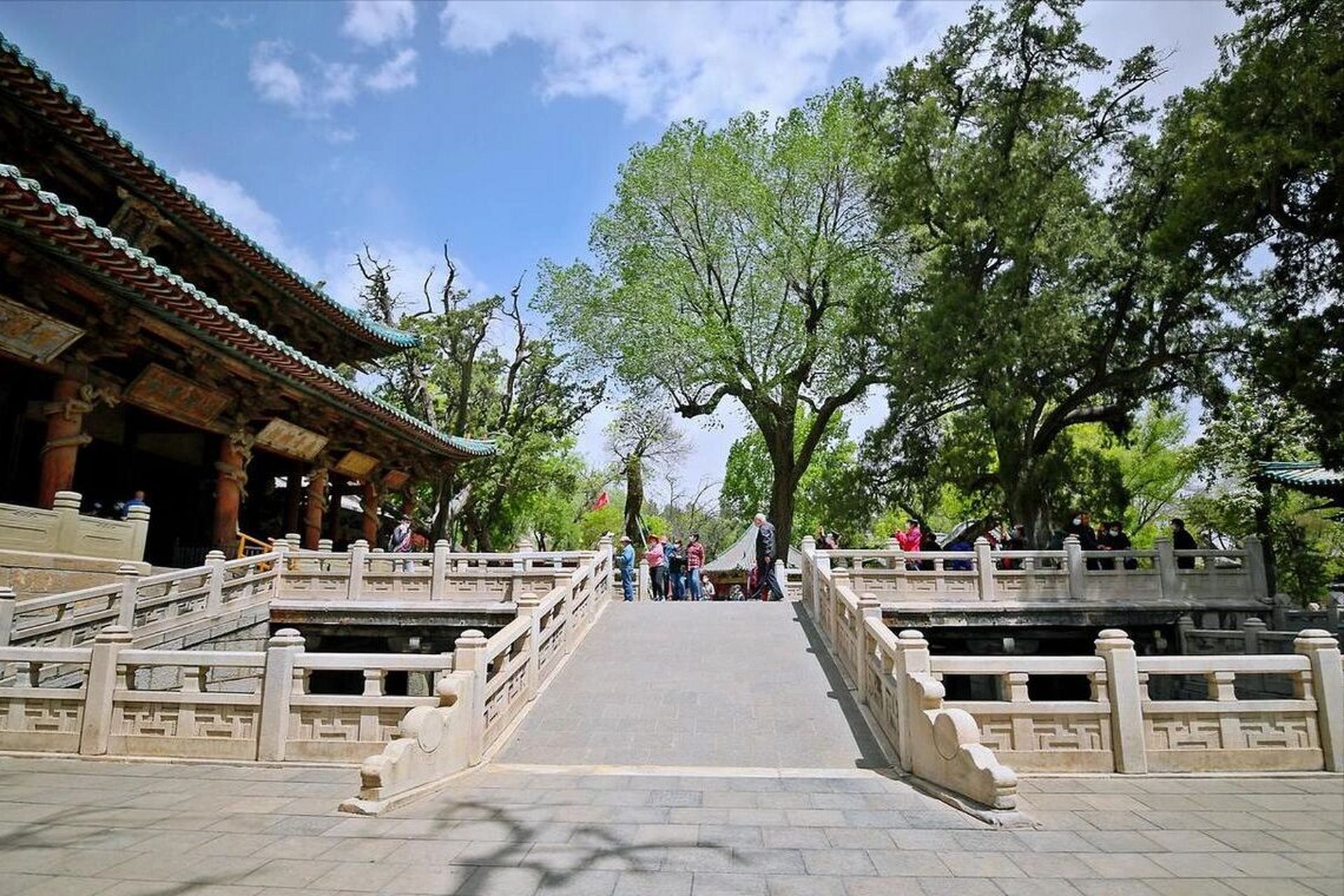 晋祠—鱼沼飞梁丨形如鸟之两翼翩翩欲飞 跨过献殿就是鱼沼飞梁了,它西