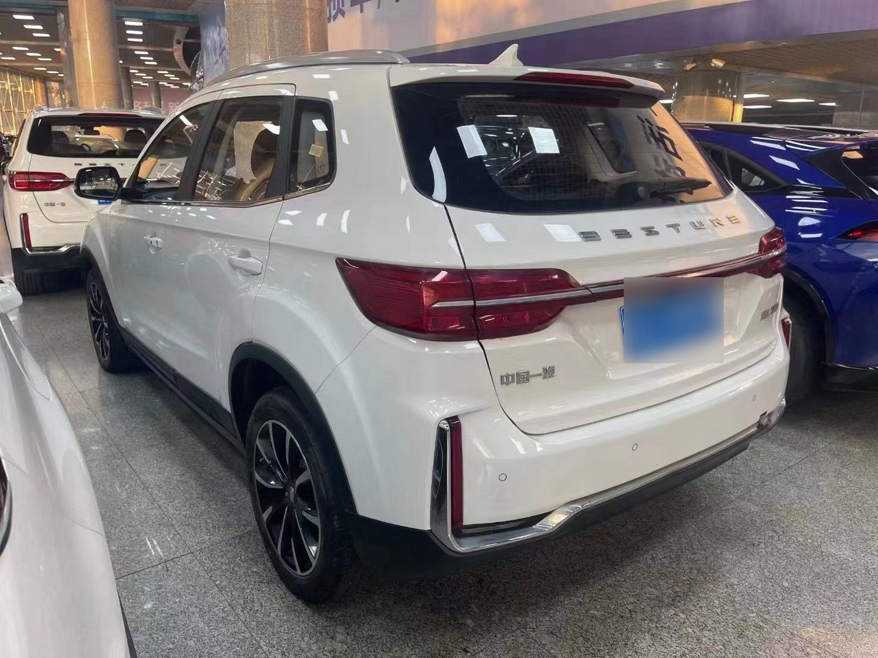 奔腾t33 1.2t自动dct豪华型  指导价95900 23年8月上牌 3.