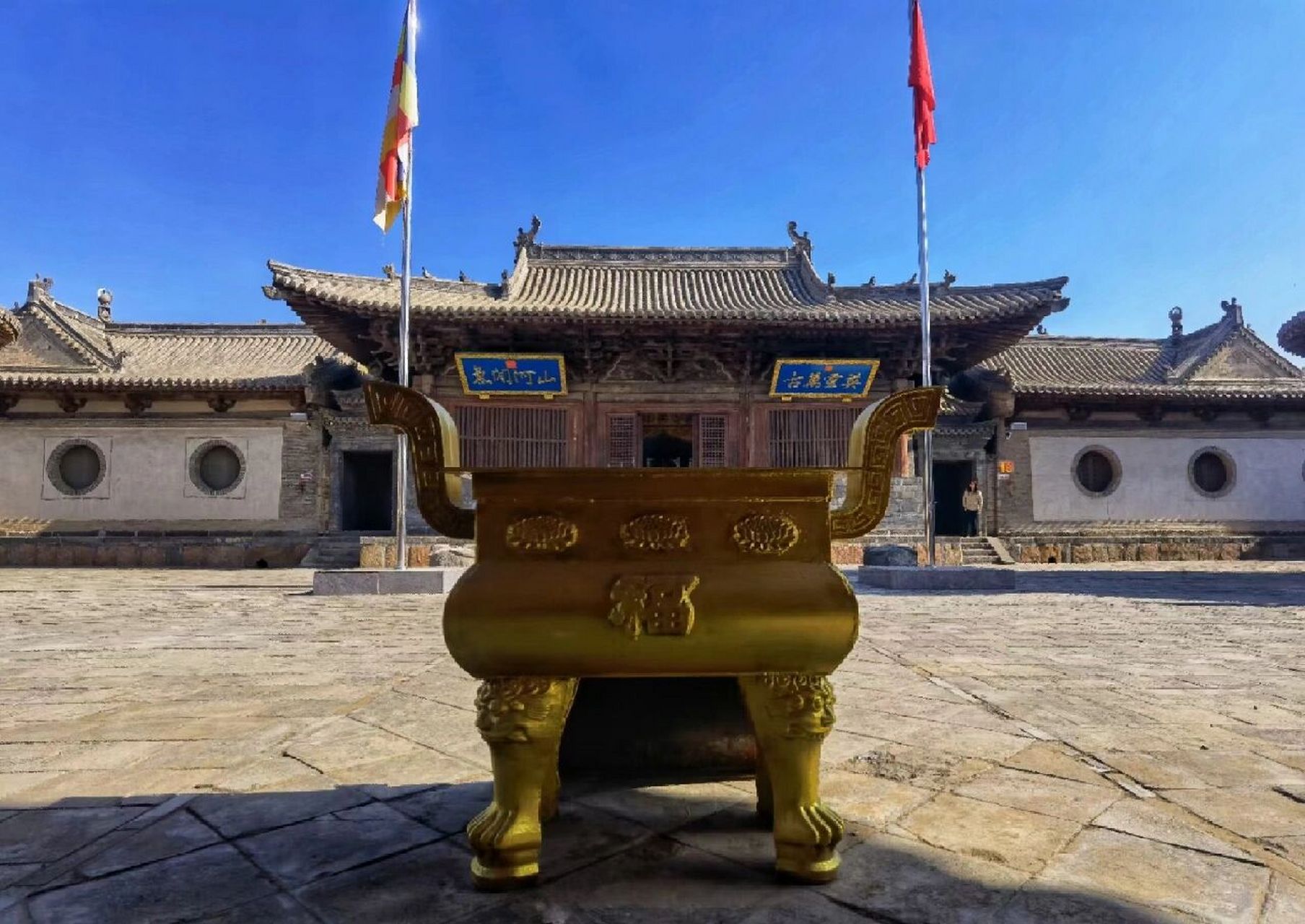 1900年八国联军入侵,慈禧皇太后逃离北京去西安,路经此地,入住慈云寺.