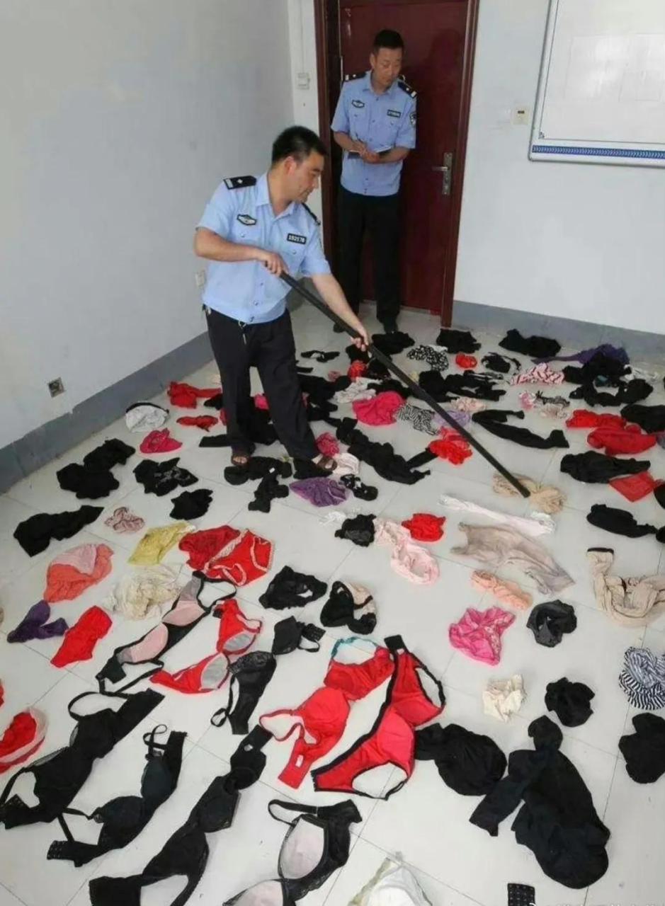 这是一个男性小偷偷得女性内衣,终于被警察抓住了,女性内衣摆了一地
