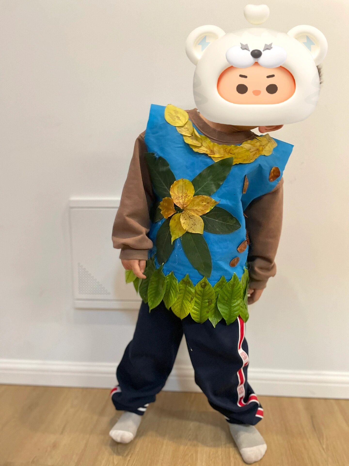 幼儿园手工作业——环保树叶衣服