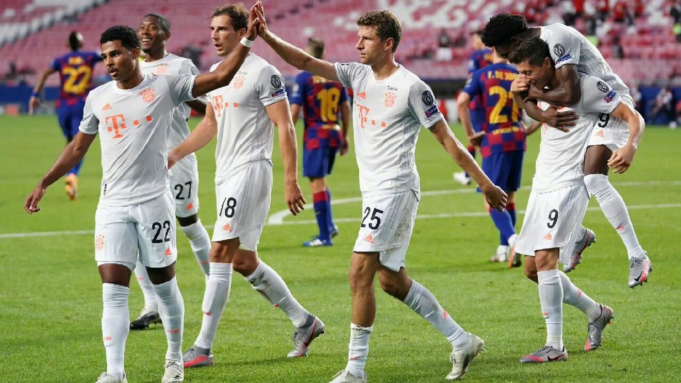 历史上的今天:拜仁8-2巴萨 26615年前的今天,我们在欧冠1/4决赛遇