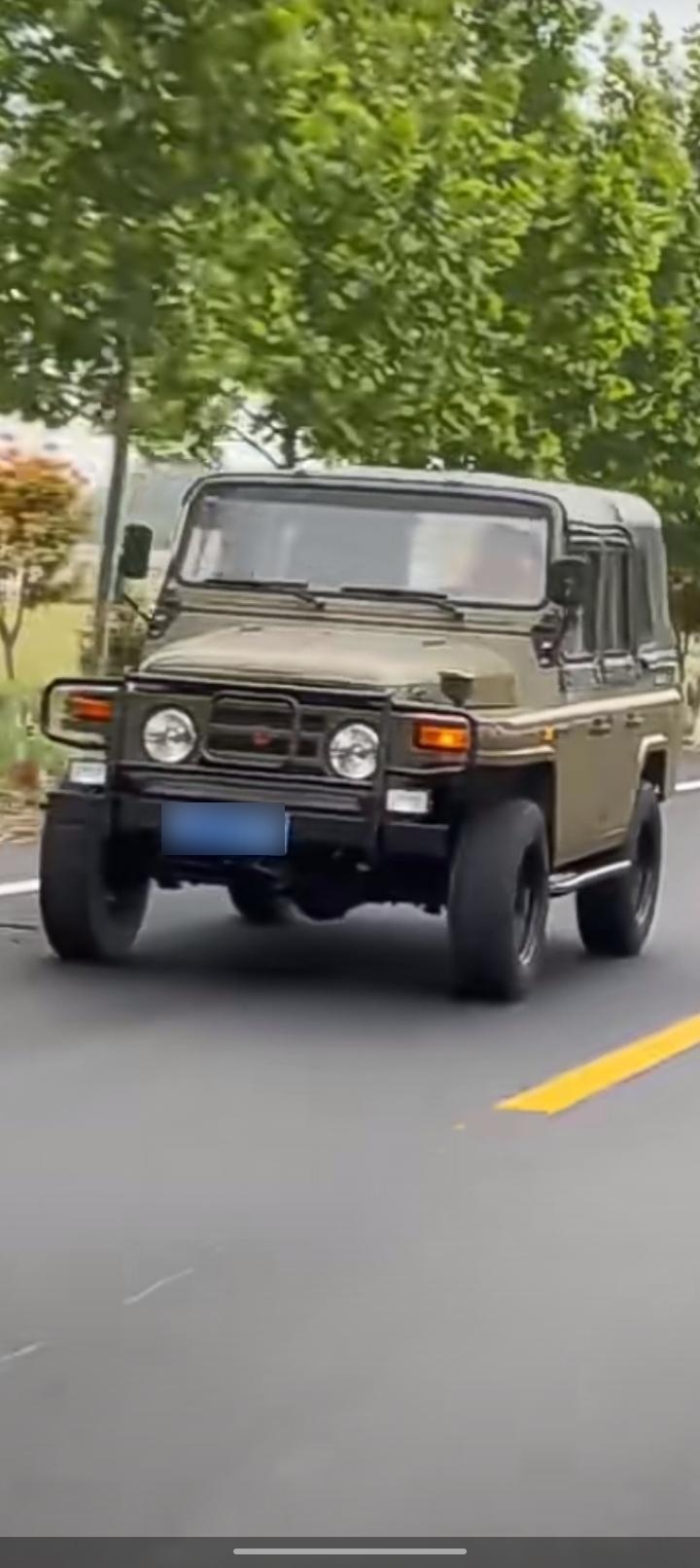 刷住这辆草绿色的吉普车,久违的亲切感扑面袭来,长安街上,天安门前