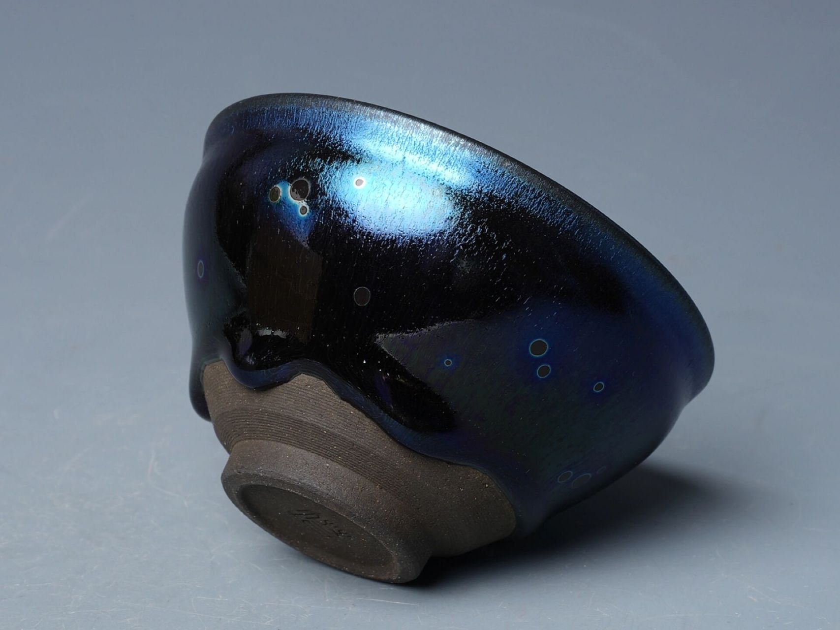 建盏釉色分类之曜变天目建盏,盏中宇宙 与"油滴"一样,"曜变"一词亦