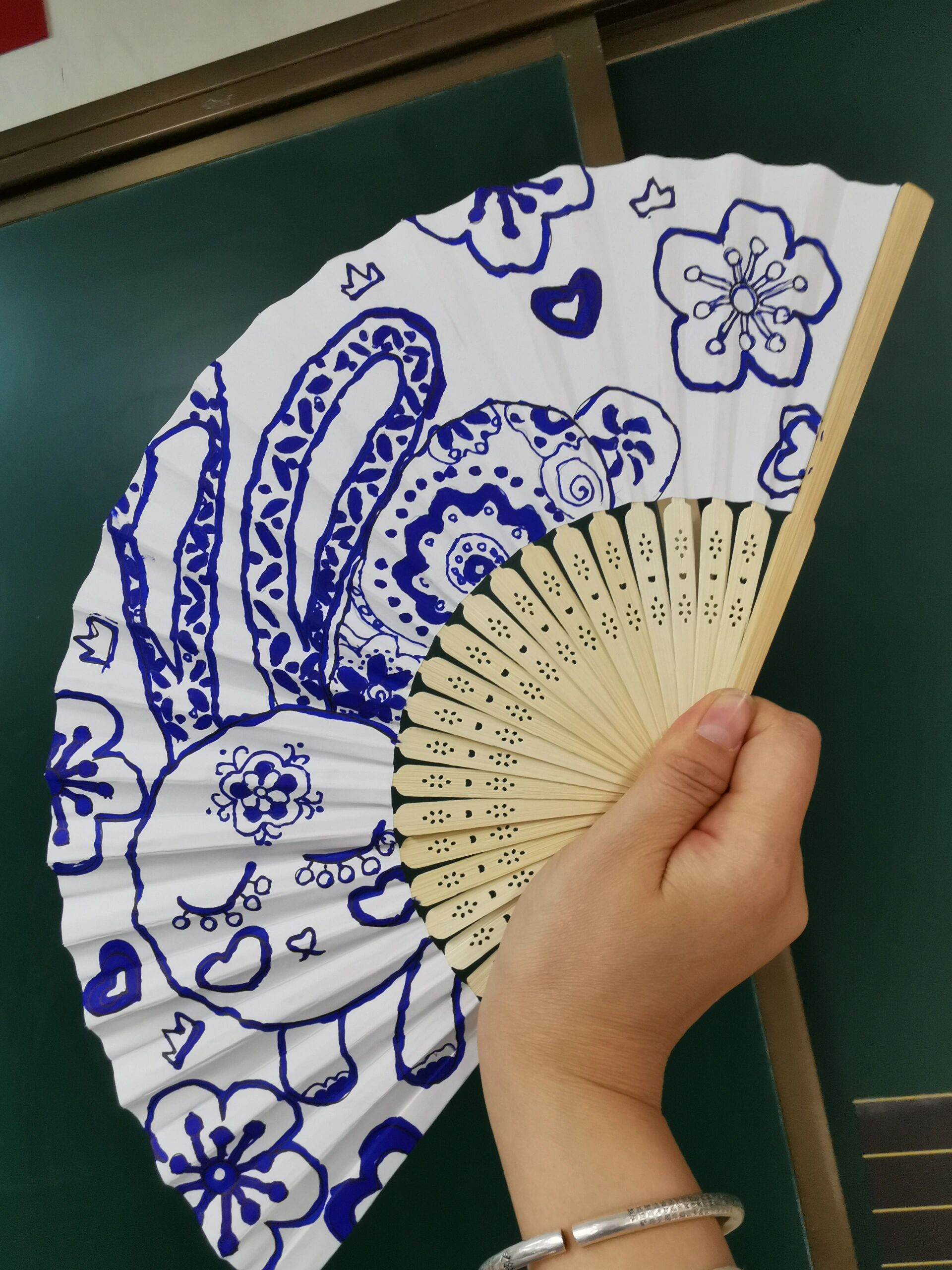 手绘青花瓷折扇 带孩子画画