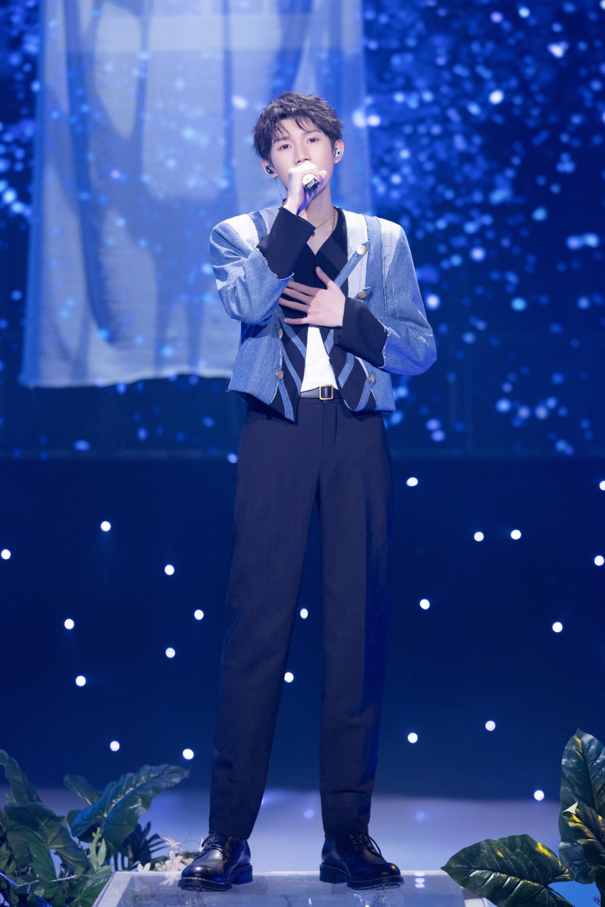 王源走过辛丑年的春雨秋月,夏蝉冬雪,同歌声一起叩问即将远去的光阴.