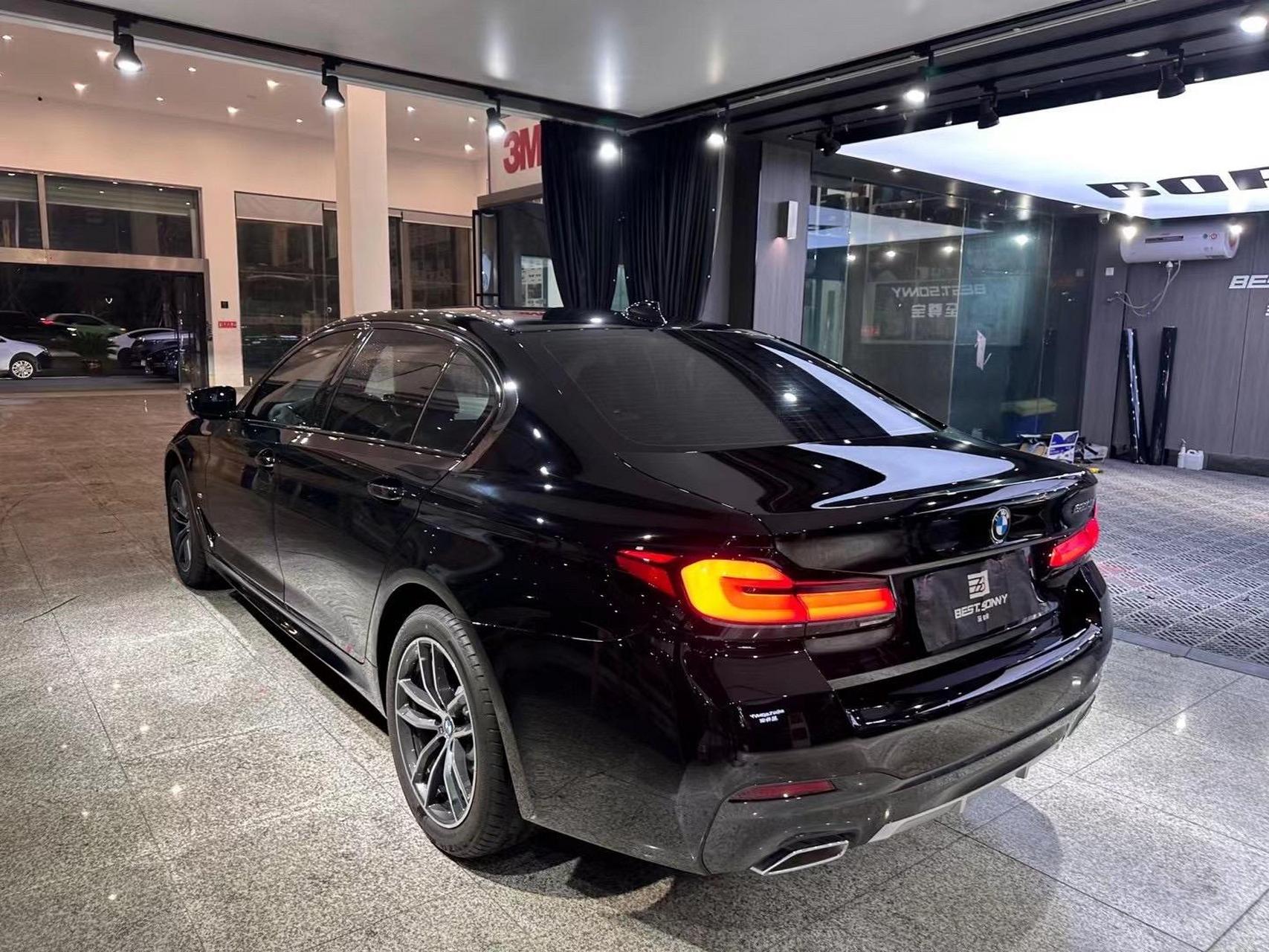 宝马五系亮黑车衣.