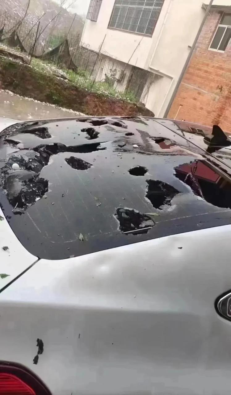 这鬼天气,拳头大的冰雹砸的汽车满身窟窿,车主直接哭晕了!