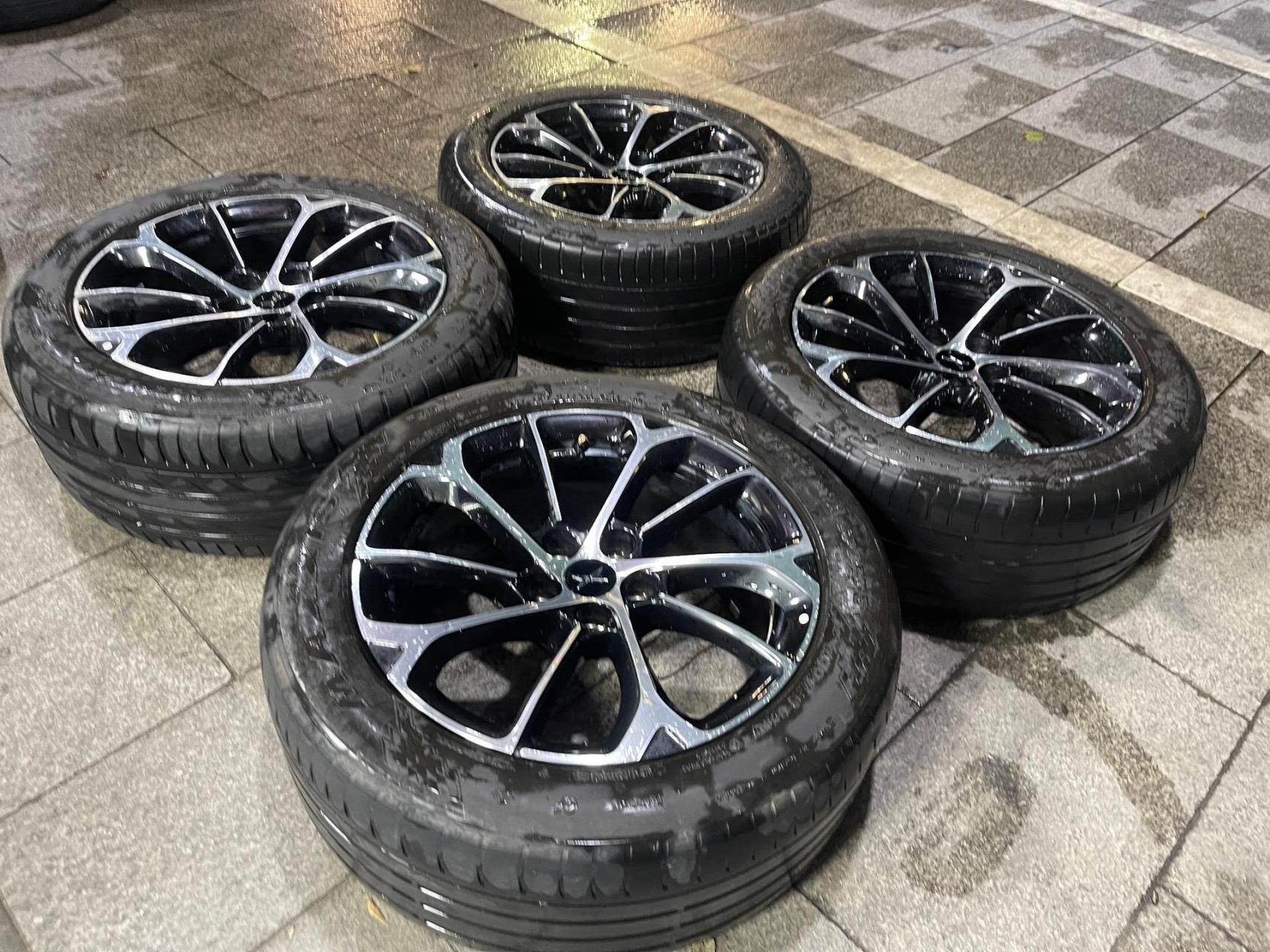 小鹏p7原厂18寸轮毂带轮胎,轮毂有轻微磕碰划痕,无变形开裂!