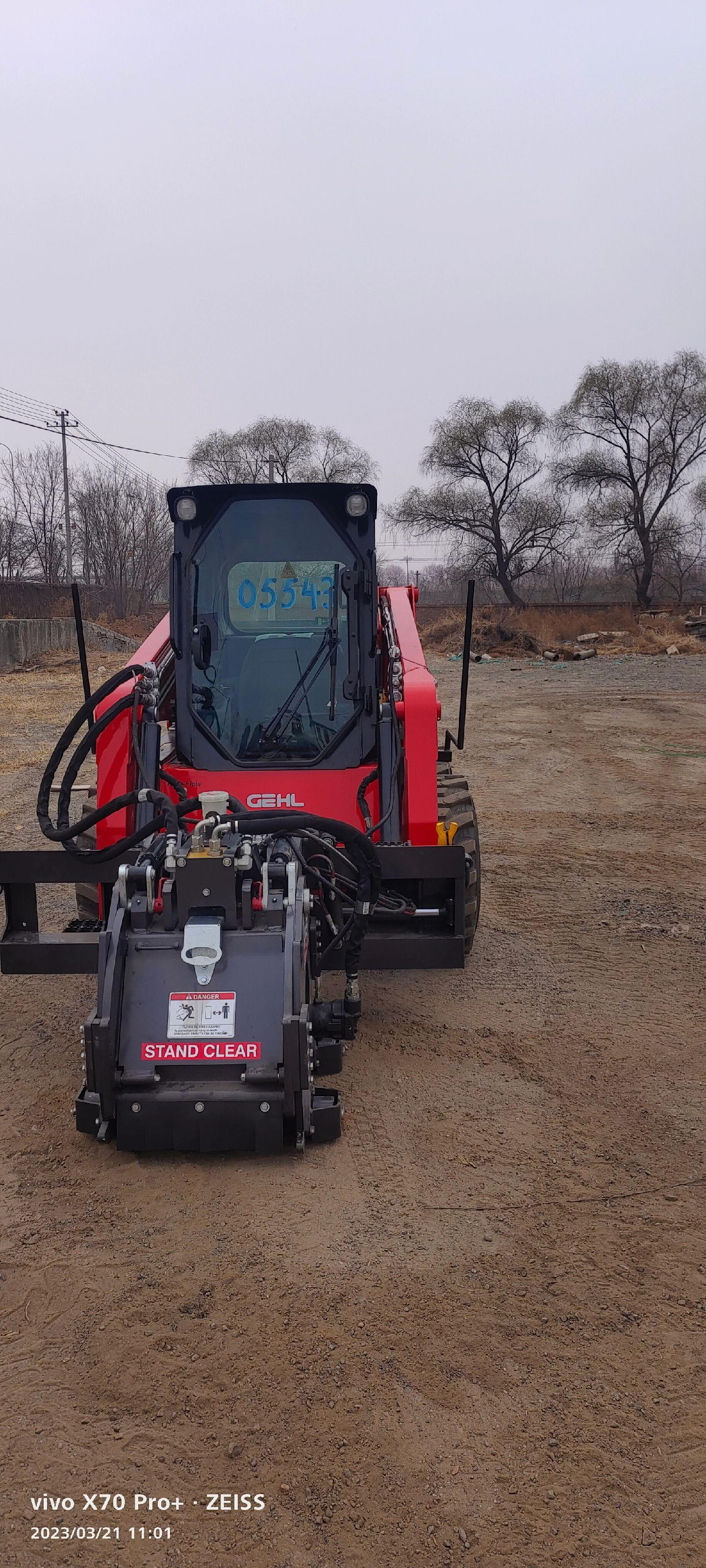 宝马格铣刨机新机交机仪式.应该在藏区吧