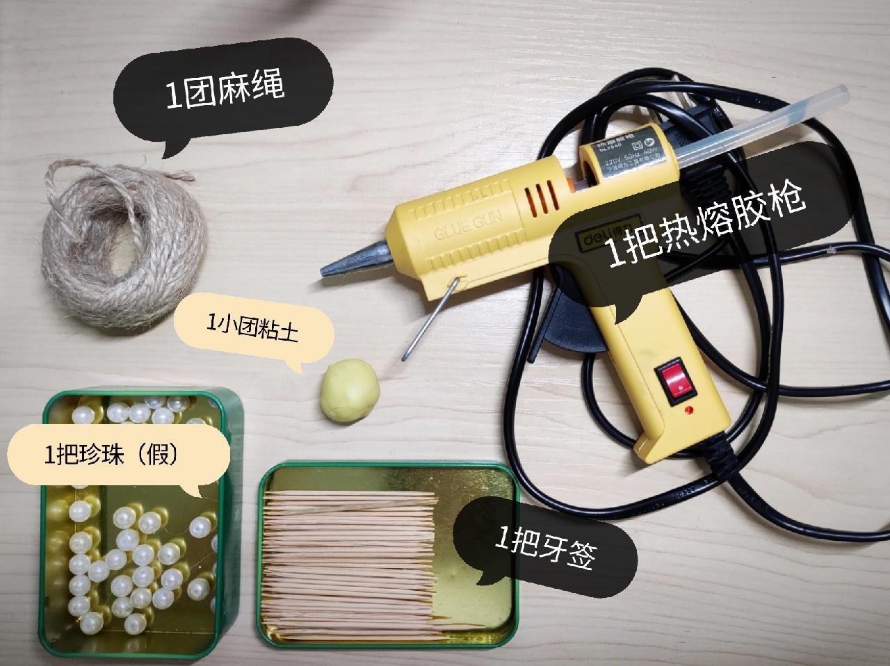 和joy一起养的大几十只蚕宝宝最近变得巨大无比,马上就要吐丝结茧了