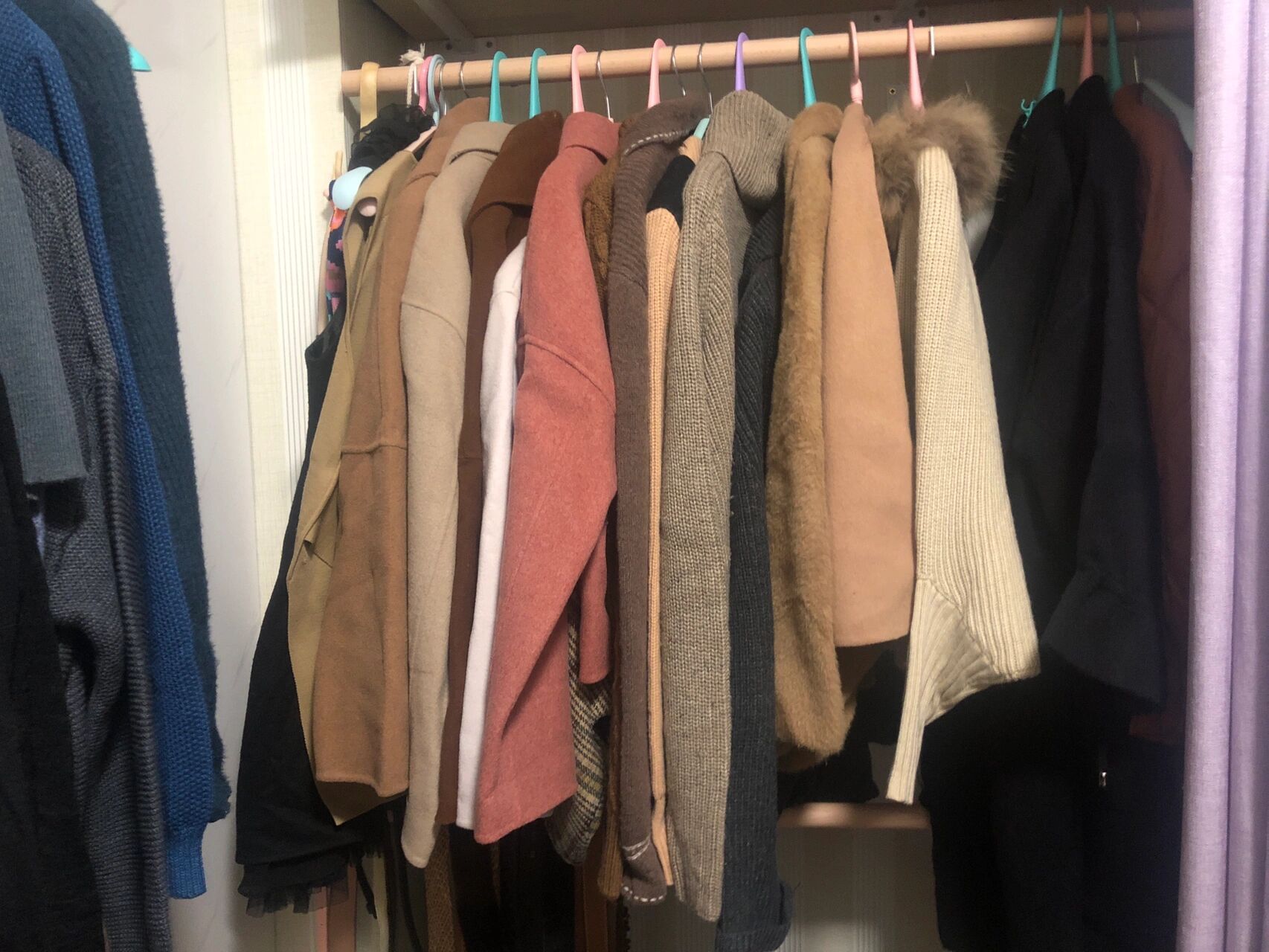 整理换季衣物,收拾一半快崩溃了地上到处都是没地方放的衣服,已经扔