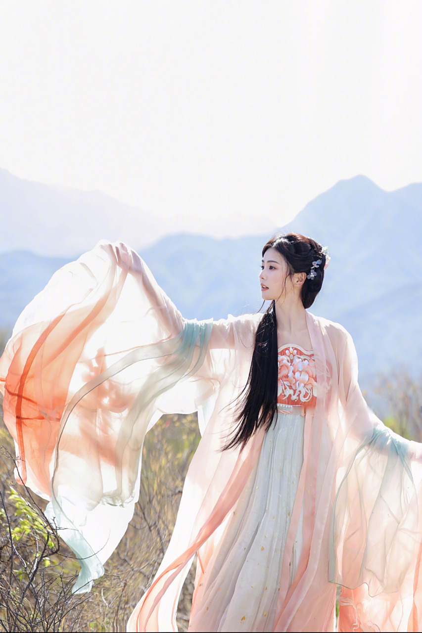 白鹿古风写真,麻花辫,薄纱裙,轻盈柔美,尽显甜美格调.