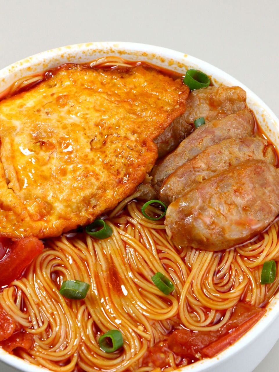 番茄鸡蛋面简单好吃,热乎乎一大碗好吃01 这款茄汁鸡蛋面加上香肠