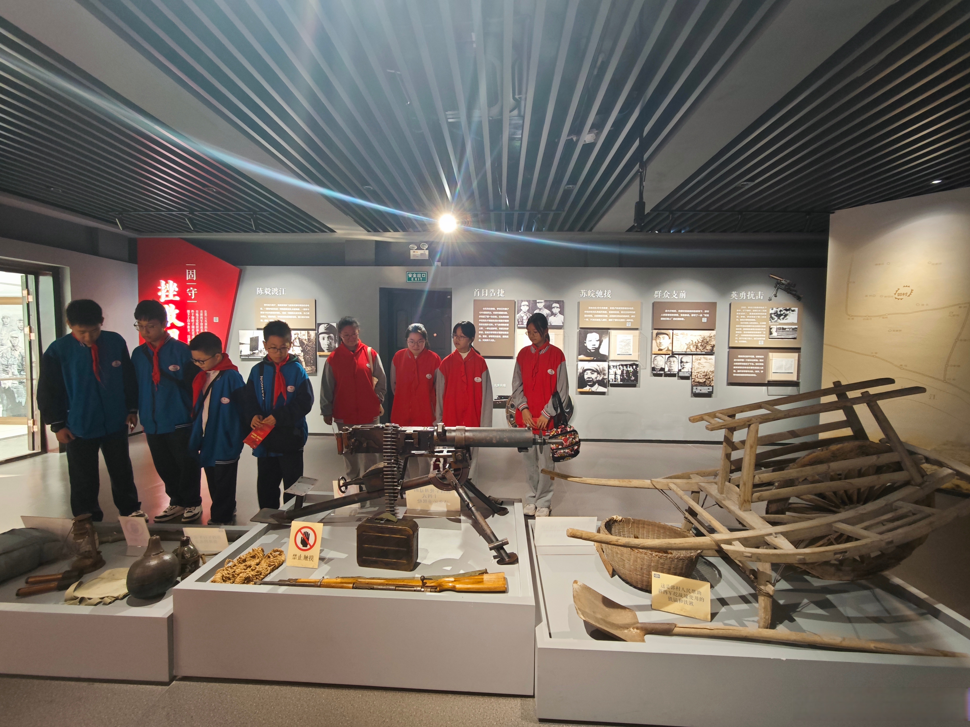 寻访教育活动】11月3日,区二中组织少先队员代表走进郭村保卫战纪念馆