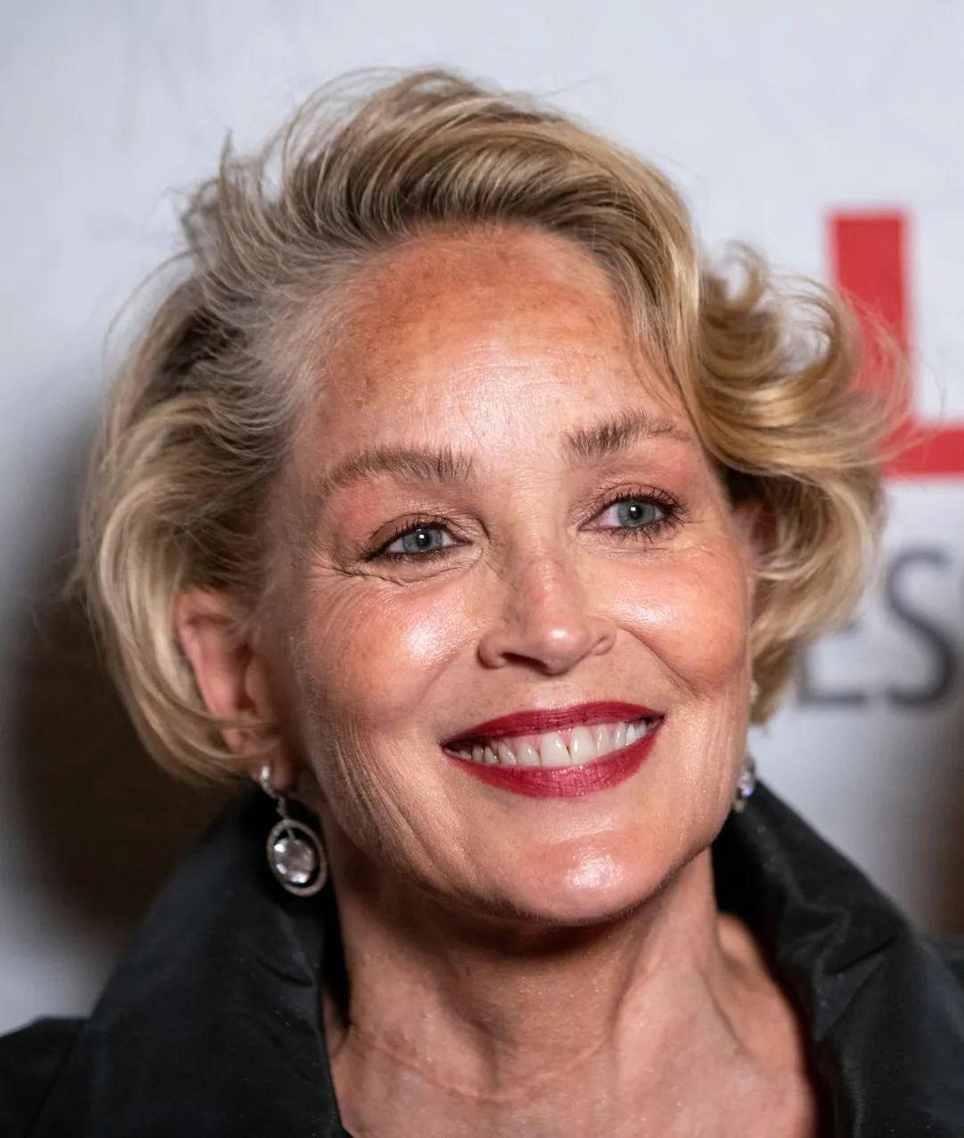 好莱坞明星 sharon stone(莎朗·斯通)在最近的一次采访中透露,她曾