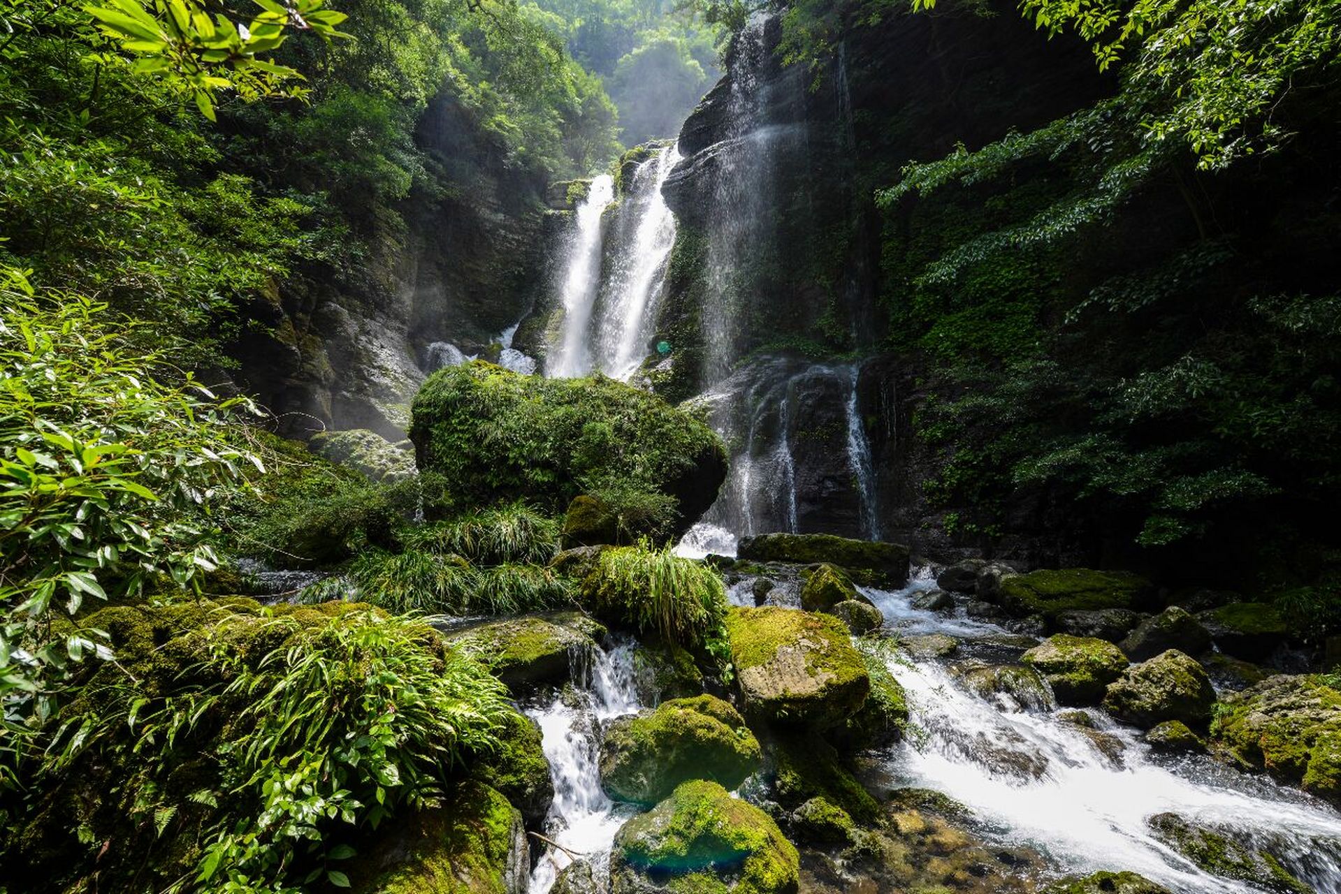 空山天盆国家aaaa级旅游景区 景区位于通江县空山镇,平均海拔 1400 米