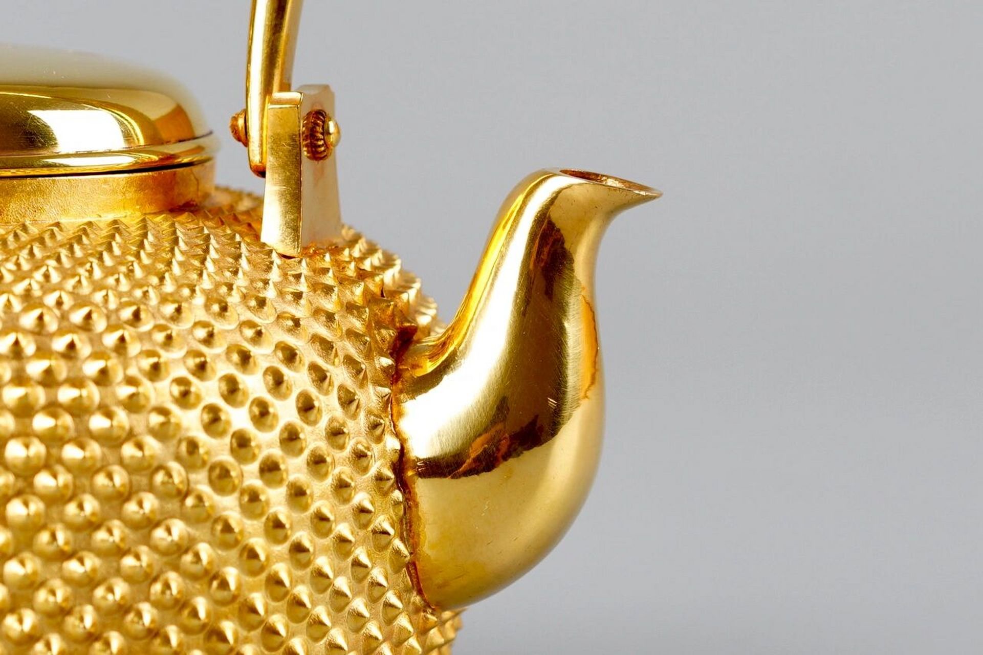 日本 昭和时期 雾霰纹纯金壶 重688g/容量1180ml 底部纯金落款,内堂