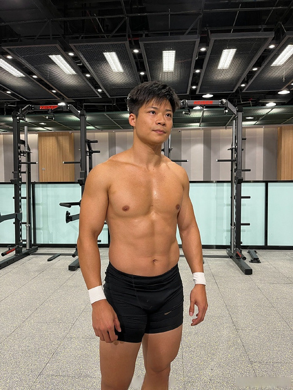 苏炳添秀肌肉照#  百米"飞人"苏炳添在个人账号上大方"送福利",向
