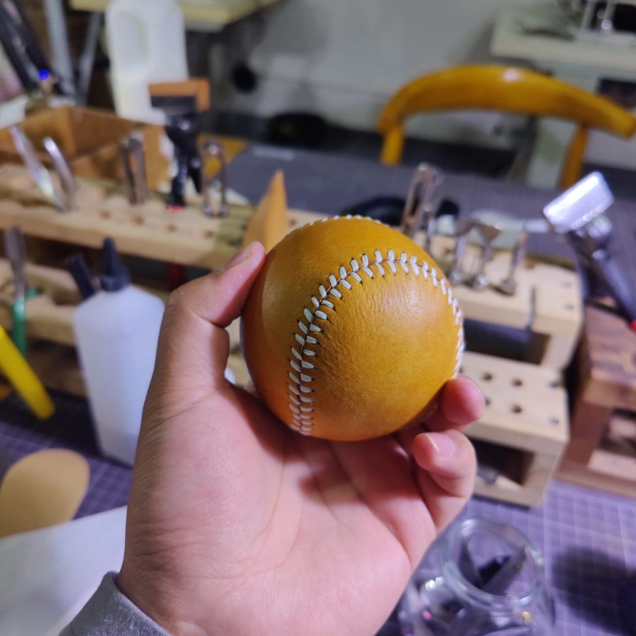 手工缝制 棒球制作过程 98 第一次缝 ,实在是太麻烦了 缝了2小时了