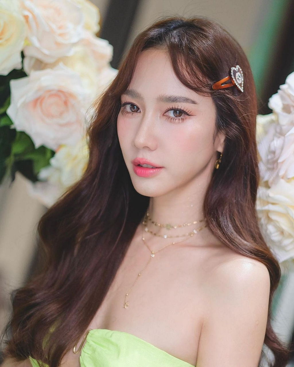 近日一姐aump身穿绿色镂空裙和朋友到特色空中酒吧bar yard吃饭,性感