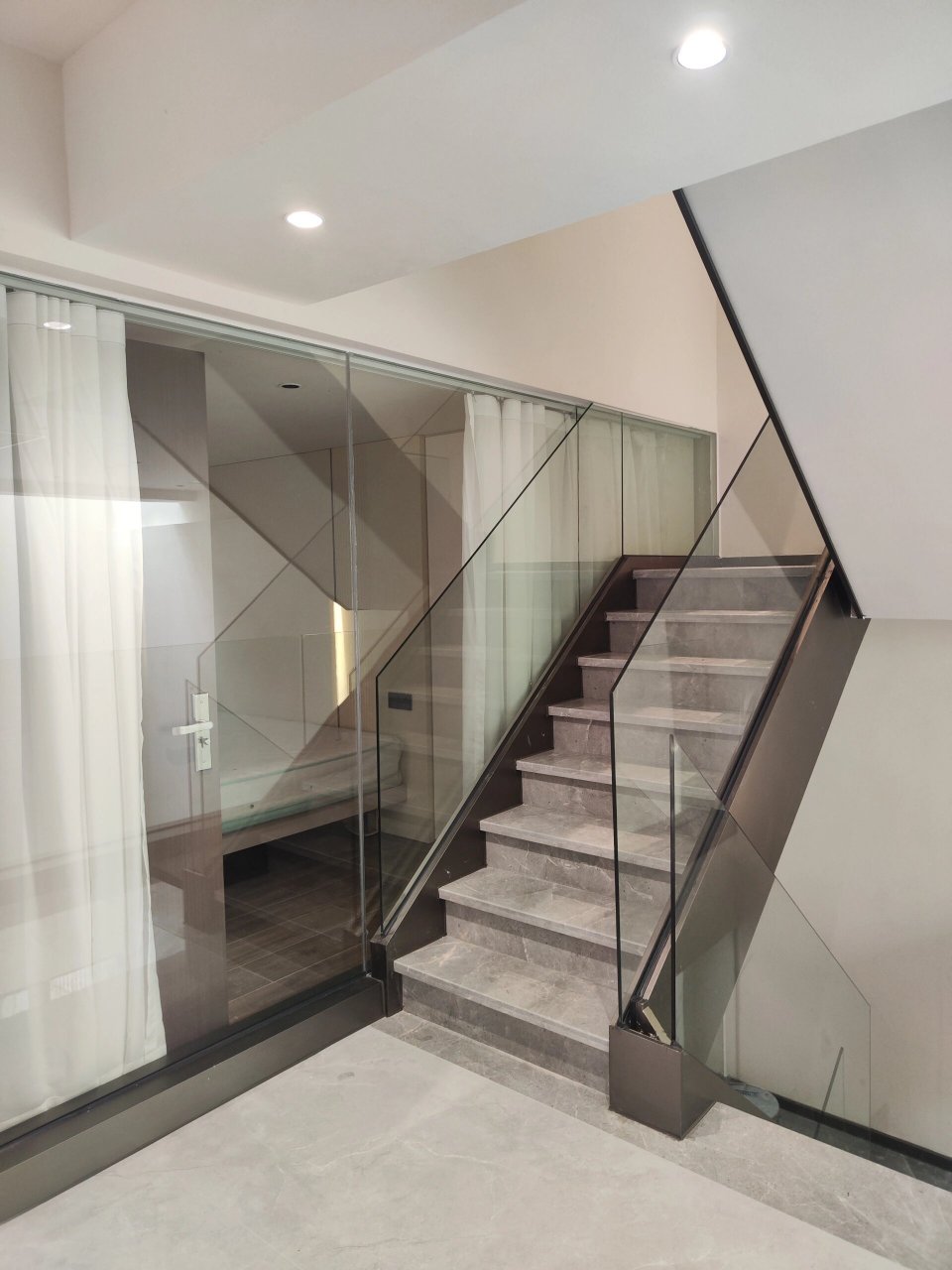 不锈钢楼梯包边完工 枪灰色不锈钢楼梯包边