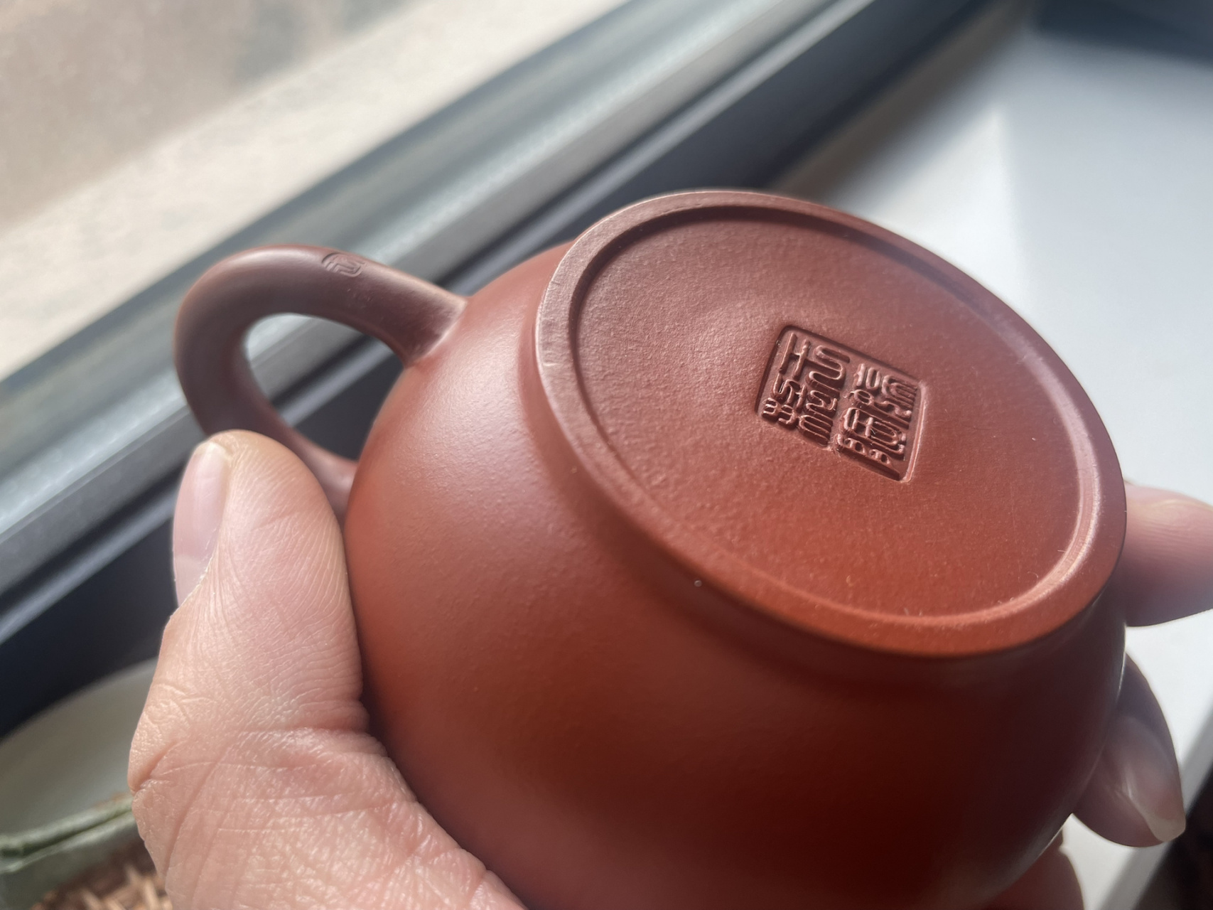 紫砂壶鉴定 求懂紫砂壶的茶友帮忙看一下这个小宫灯紫砂壶,非常感谢