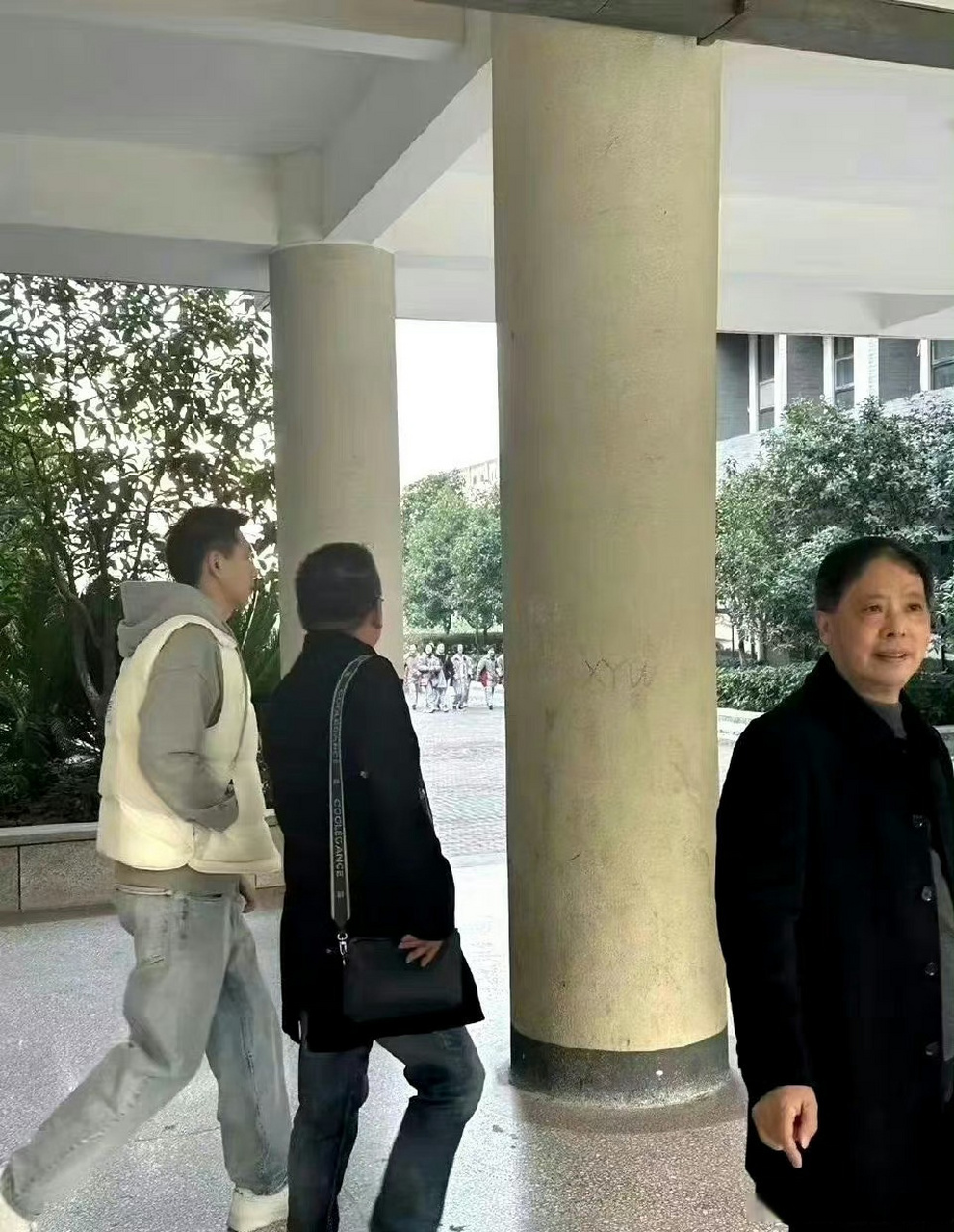 李现回母校被偶遇# 李现回母校荆州中学被偶遇,好帅气