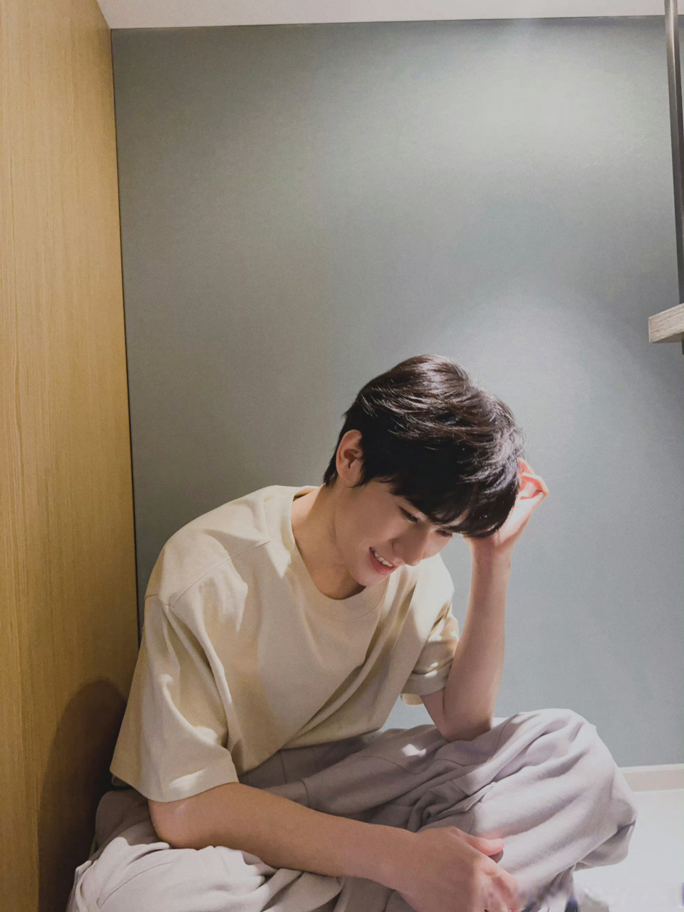 我为张真源疯我为张真源狂我为张真源哐哐撞大墙!这个低头笑 太犯规了