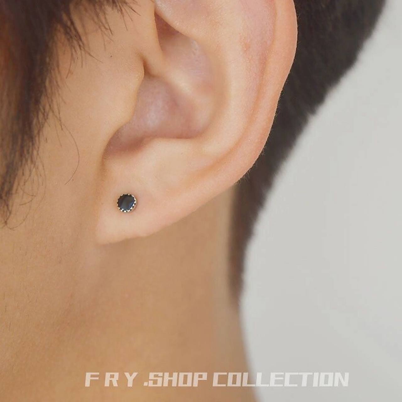 当然,也有一些男生在左耳朵上佩戴耳钉只是为了耍酷,装帅.