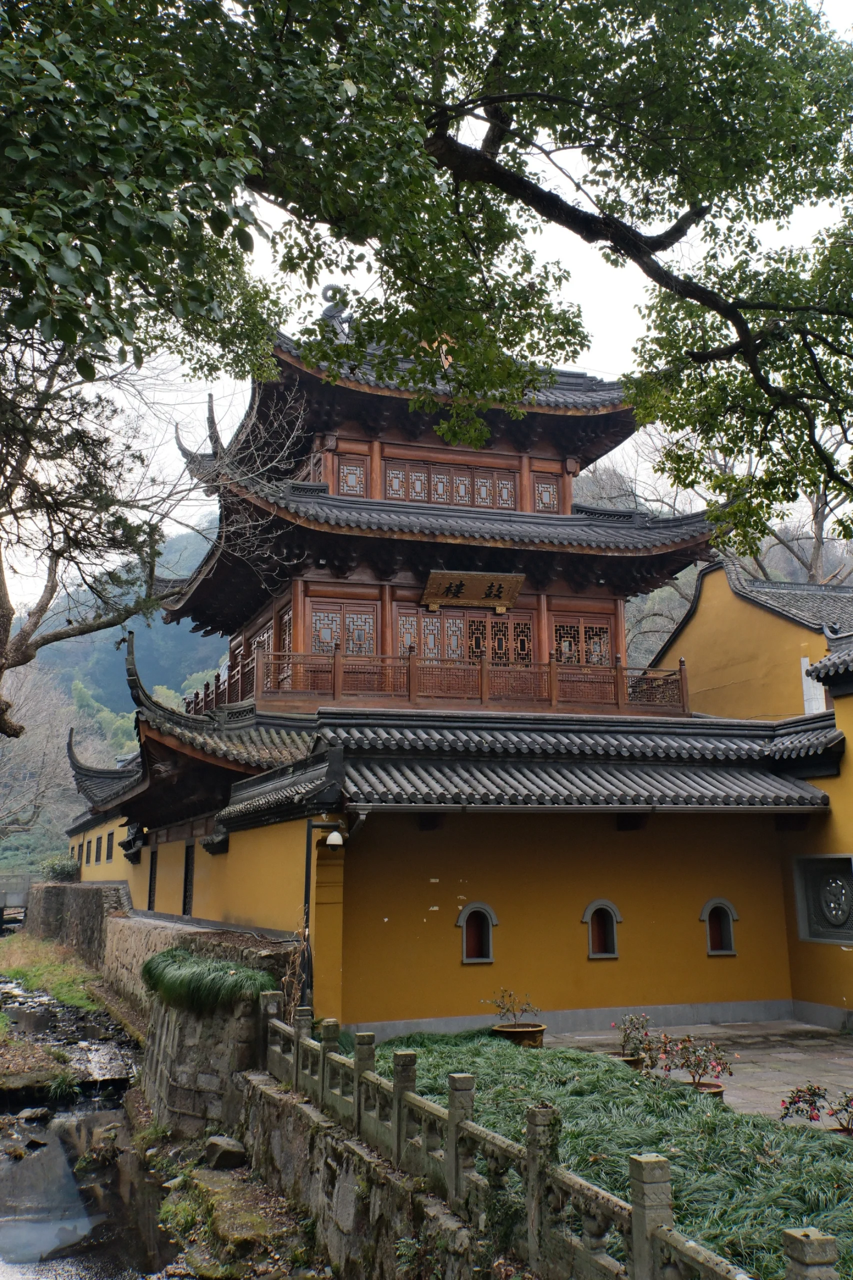 在杭州灵隐景区的三天竺法镜寺附近,有一处知名古迹名"三生石",当年