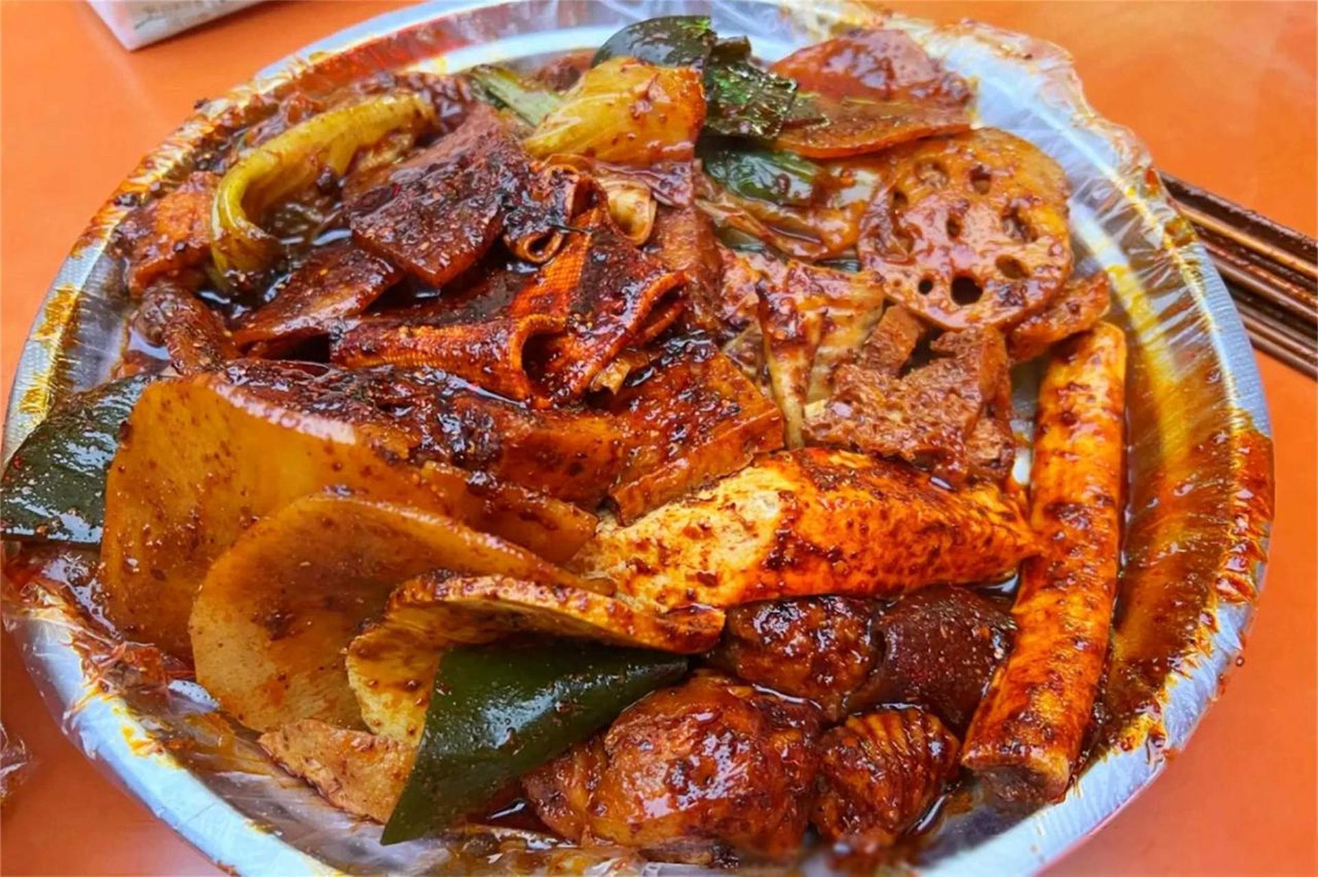 在央视网文旅报道中,探讨了天水麻辣烫的独特魅力与其在旅游业中的