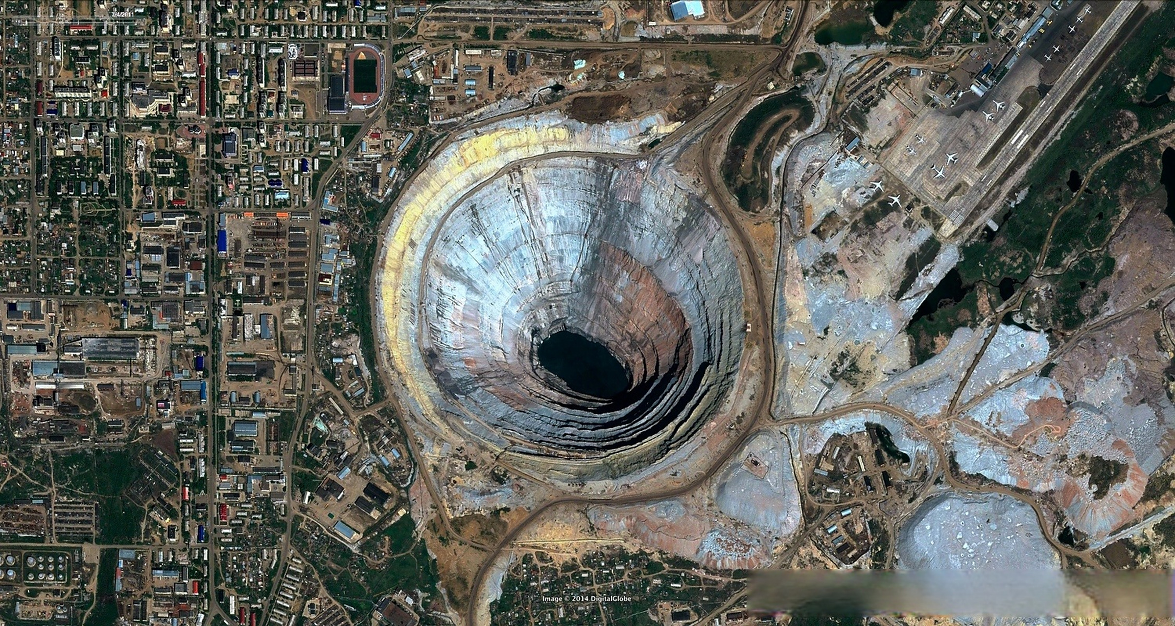 俄罗斯米尔露天钻石矿,井深525米,直径1200米